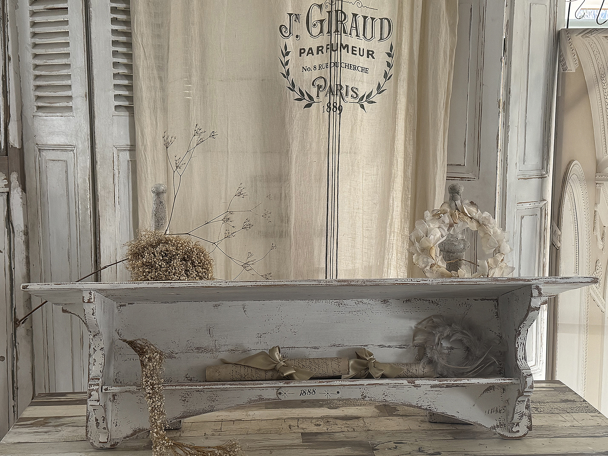 Wunderschönes, großes Gründerzeitregal im weißen Vintagekleid***