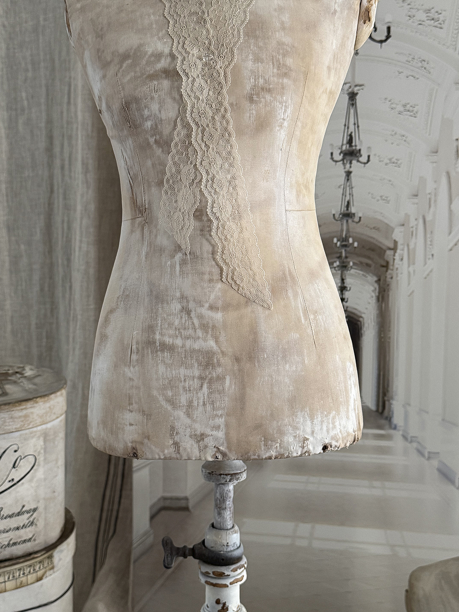 Reizende, antike Kinderschneiderpuppe der Firma Stockmann, Paris***