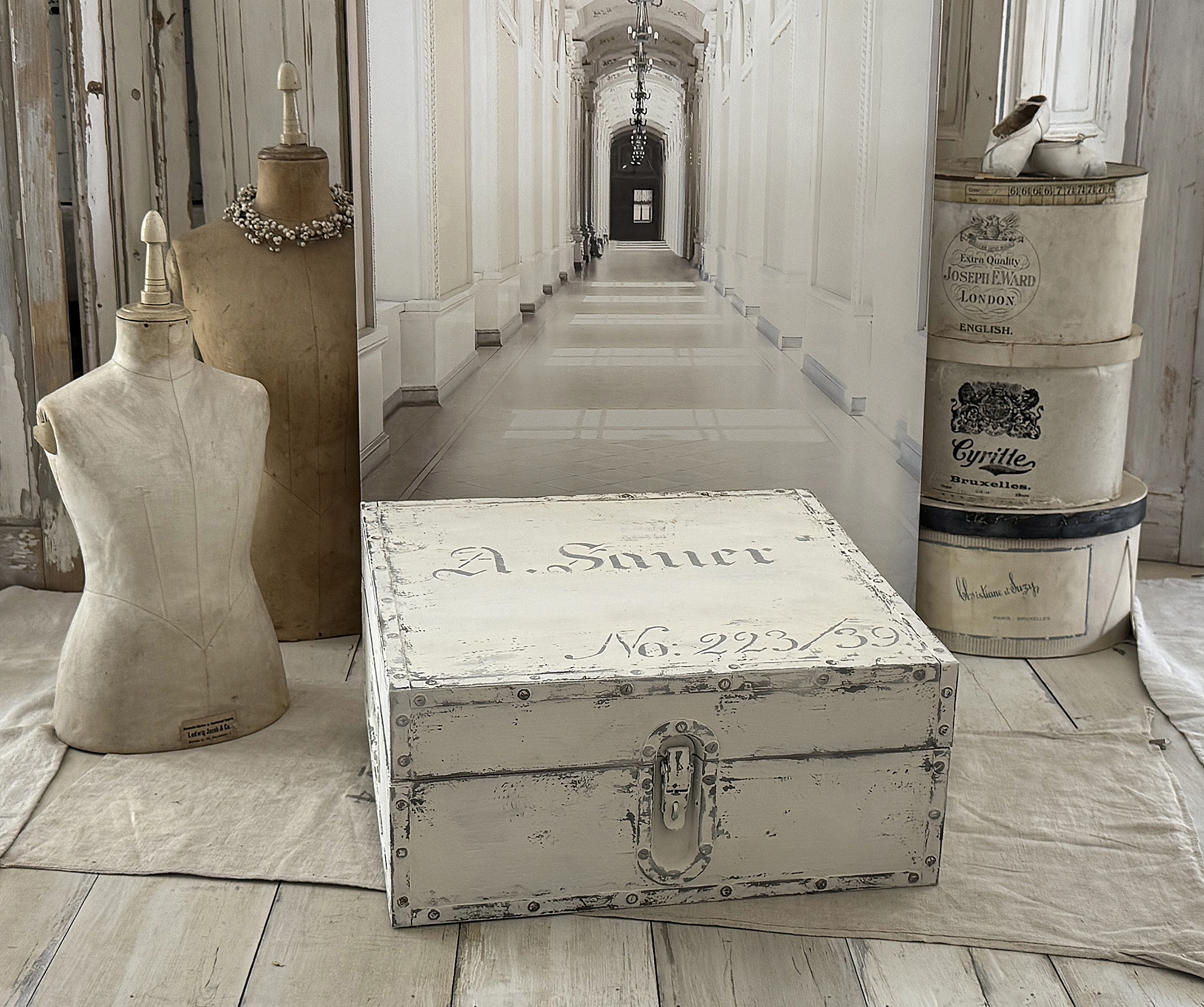 Uralte flache Truhe im Shabby-Chic – einzigartiger Vintage-Charme***