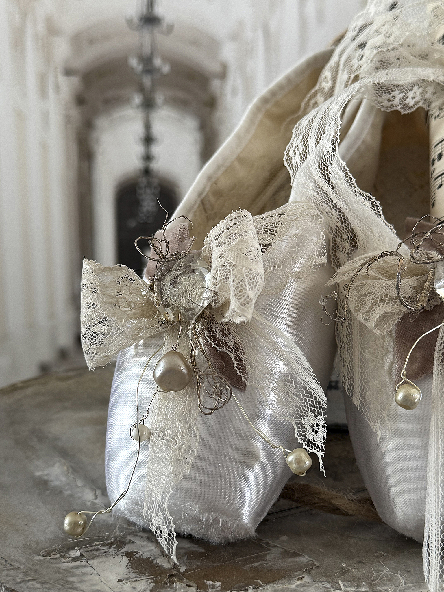 Weiße Spitzen-Ballettschuhe mit Notenblatt-Perlenglanz***