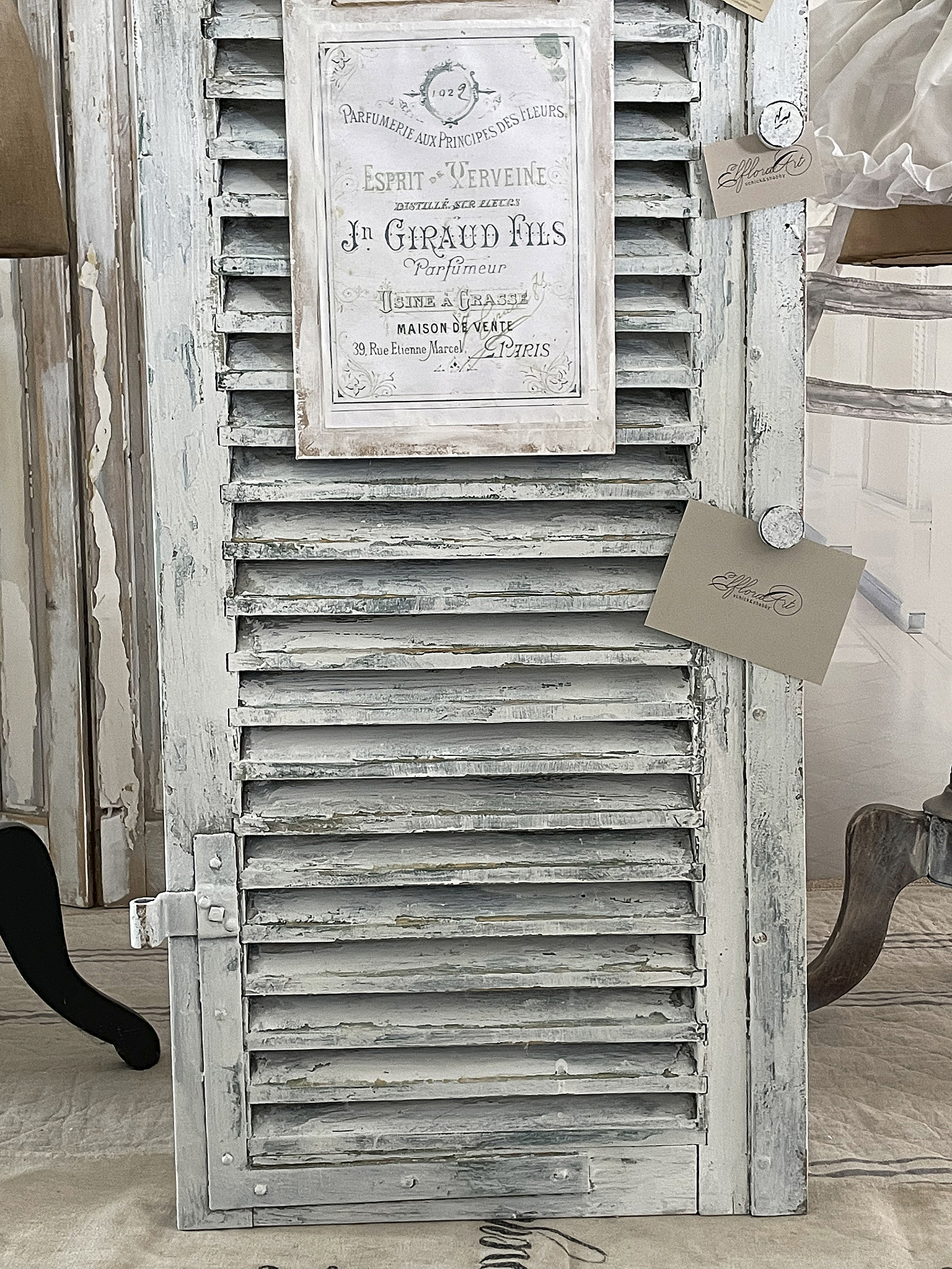 Antike Holzluftschicht mit Parfümlabel von J. Giraud Hils Detailansicht einer antiken Holzluftschicht mit Parfümlabel und Etiketten
