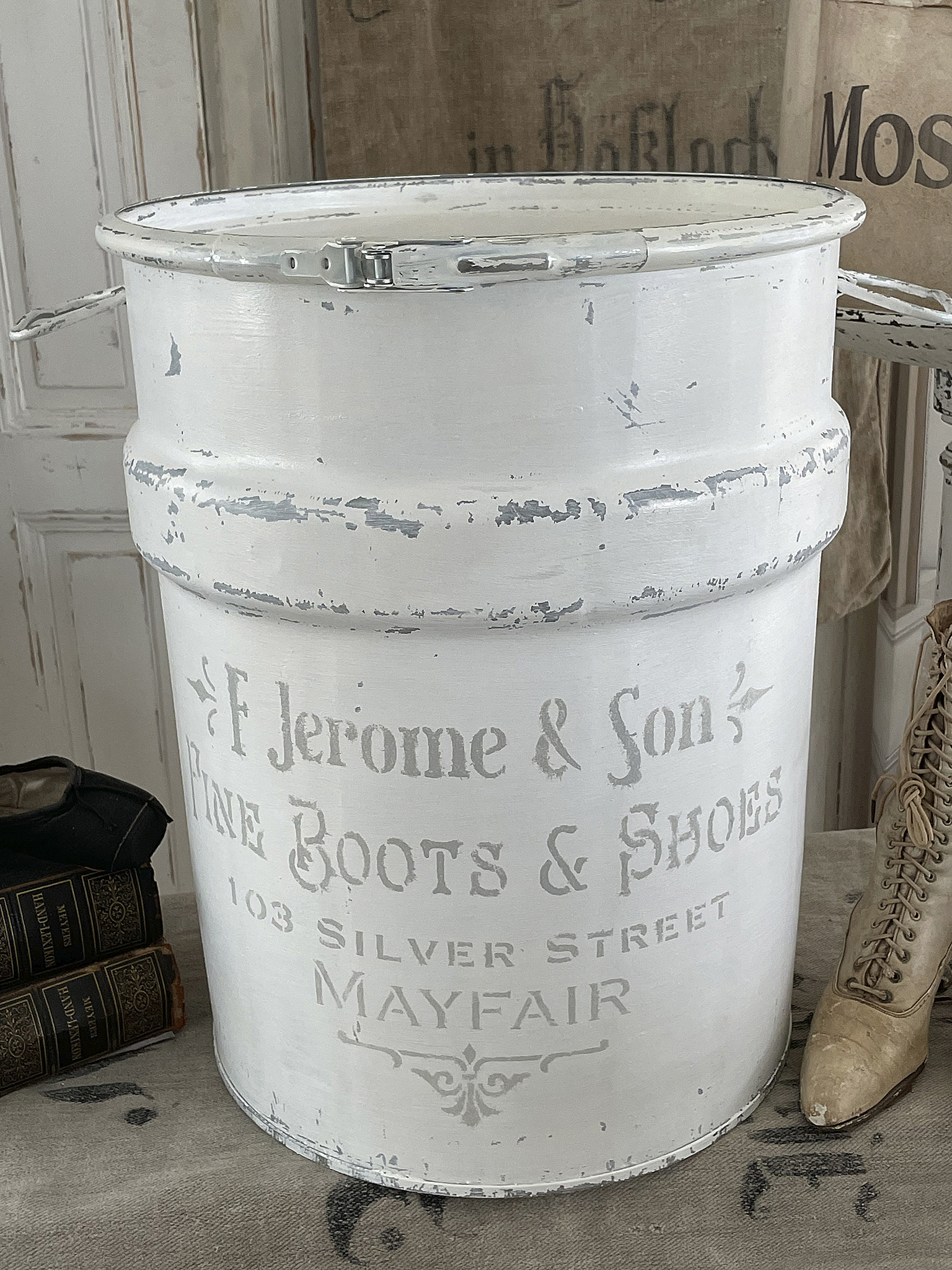 Weißer Vintage-Eimer mit Beschriftung F. Jerome & Son, Fine Boots & Shoes Antiker weißer Eimer mit Aufschrift, der in einer stilvollen Wohnumgebung steht