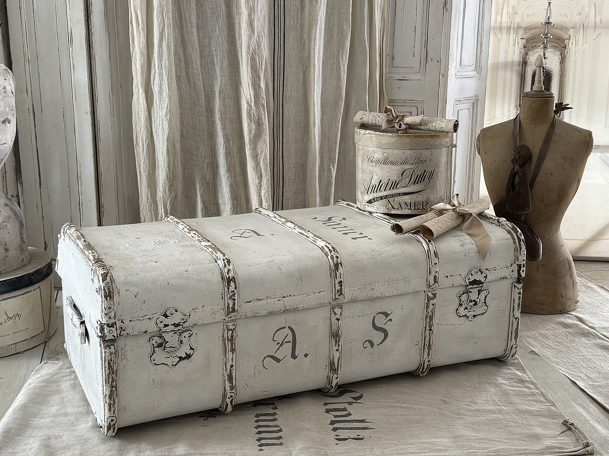 Antiker Überseekoffer-Shabby Chic Weiß | Antike Schablonierung | Original Ledergriffe & Messingverschlüsse***
