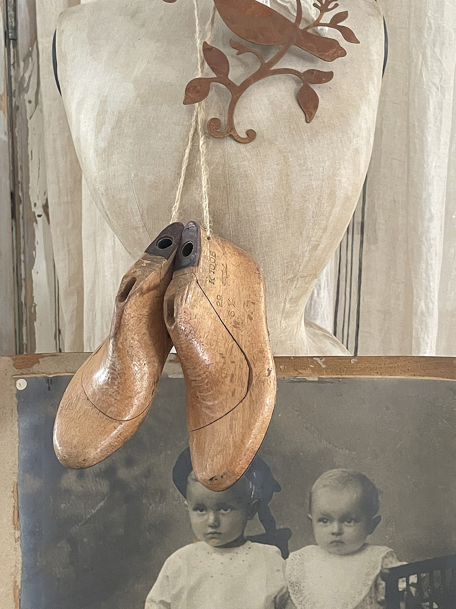 Antike Kinder-Schuhleisten mit Eisen-Medallion***