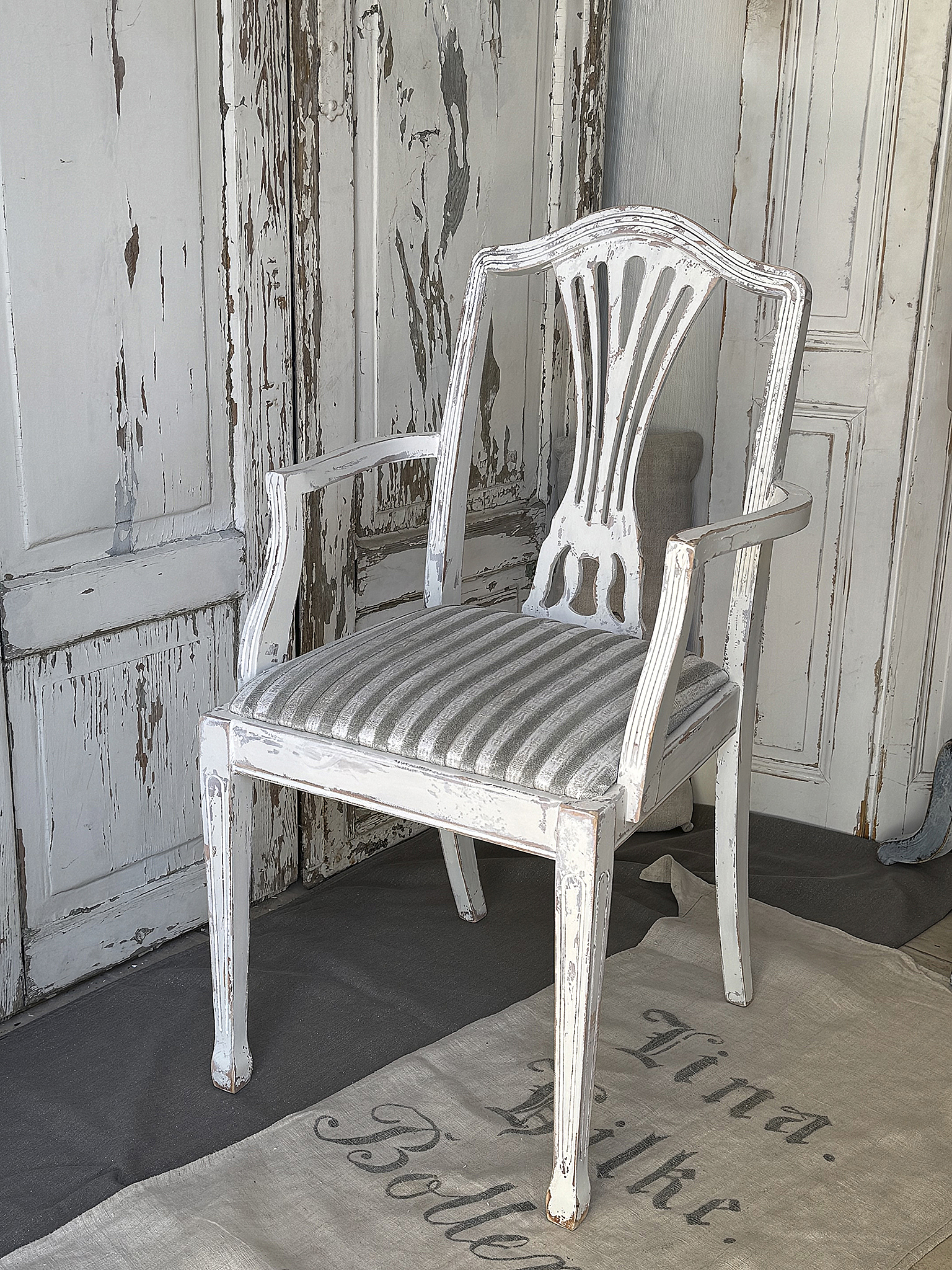 Wunderschöner alter Armlehnstuhl mit Sitzpolster