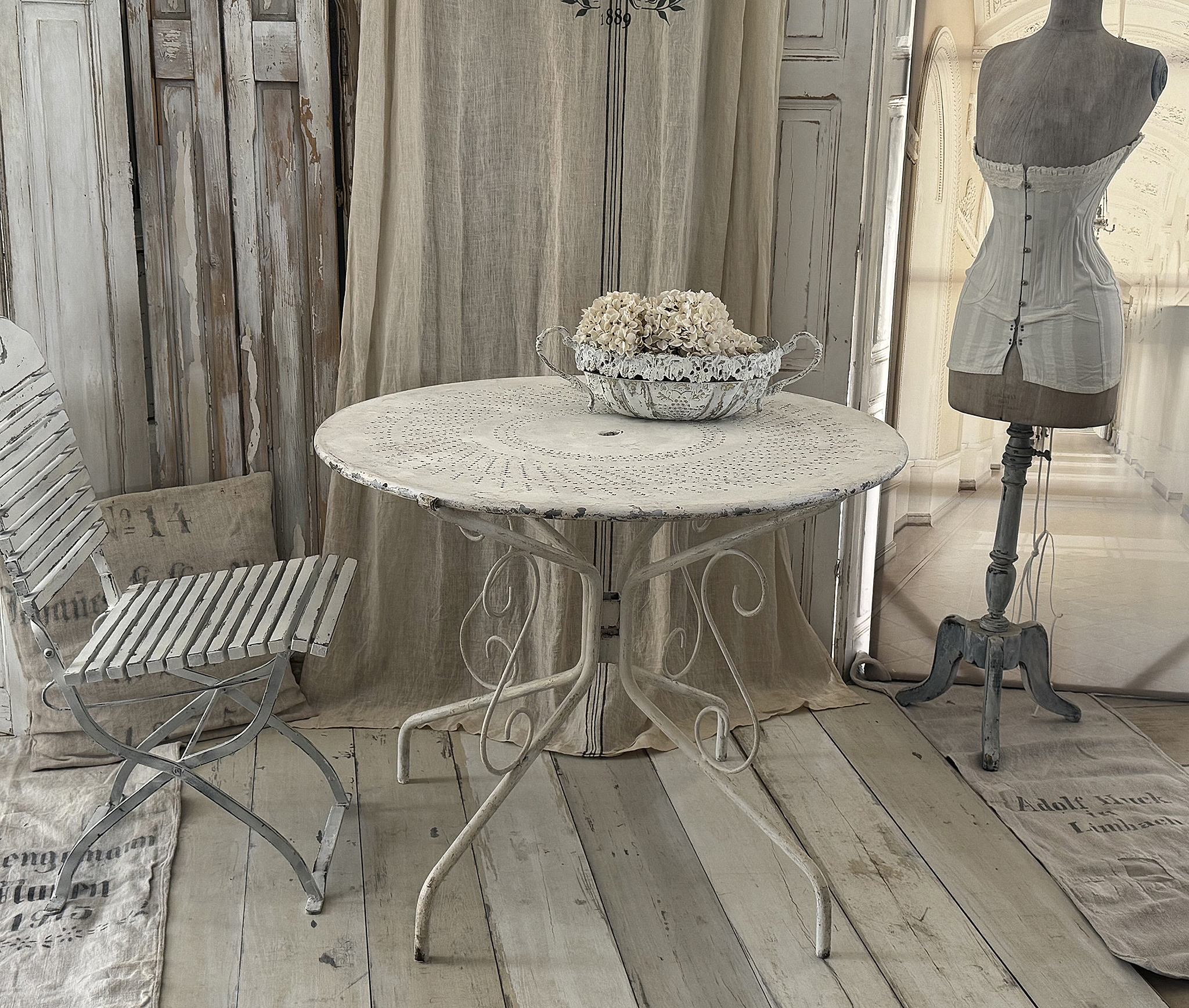 Französischer Gartentisch aus Eisen – nostalgischer Charme mit authentischer Patina***