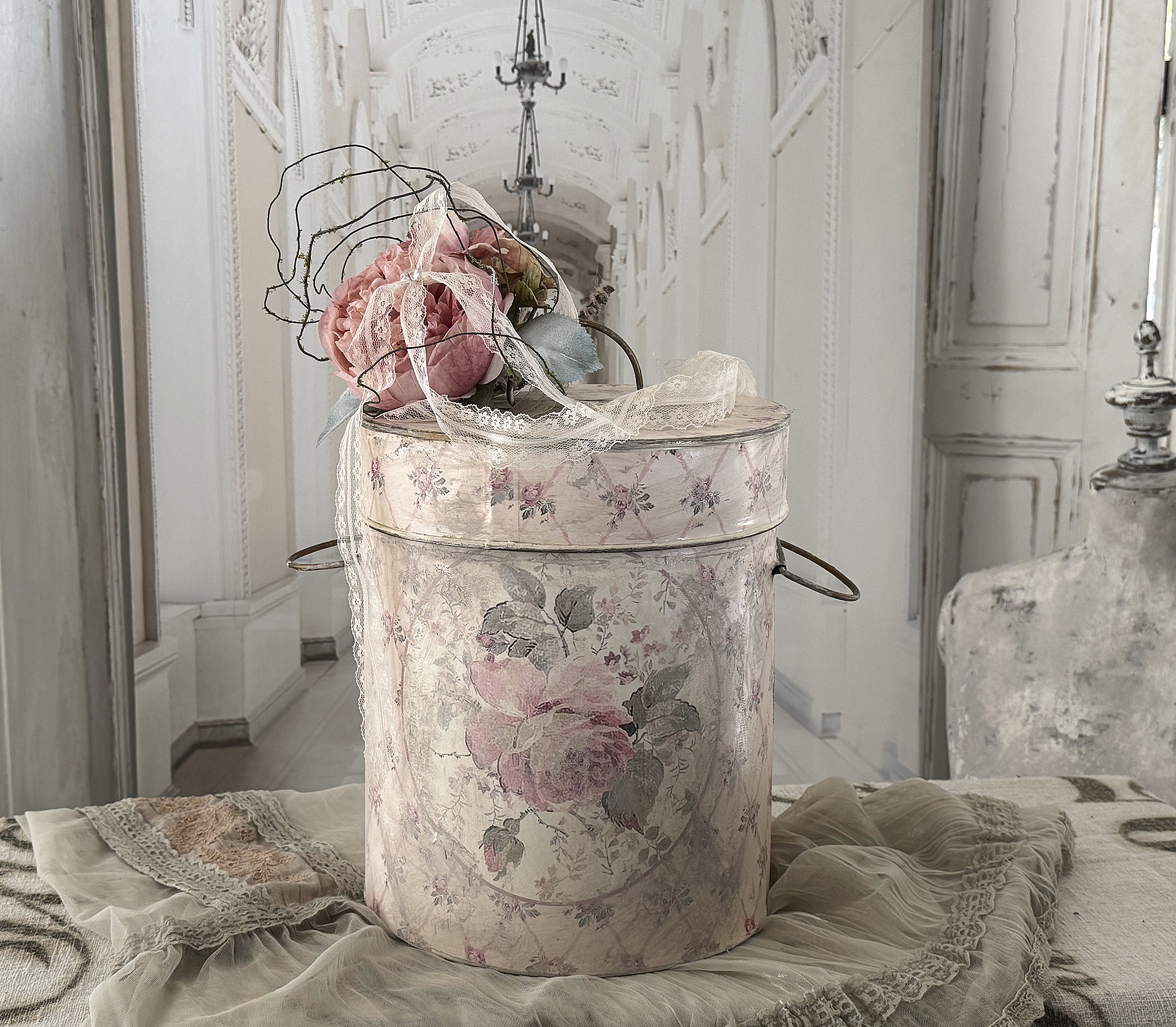 Alte Blechdose mit Rosen – romantisches Vintage-Arrangement