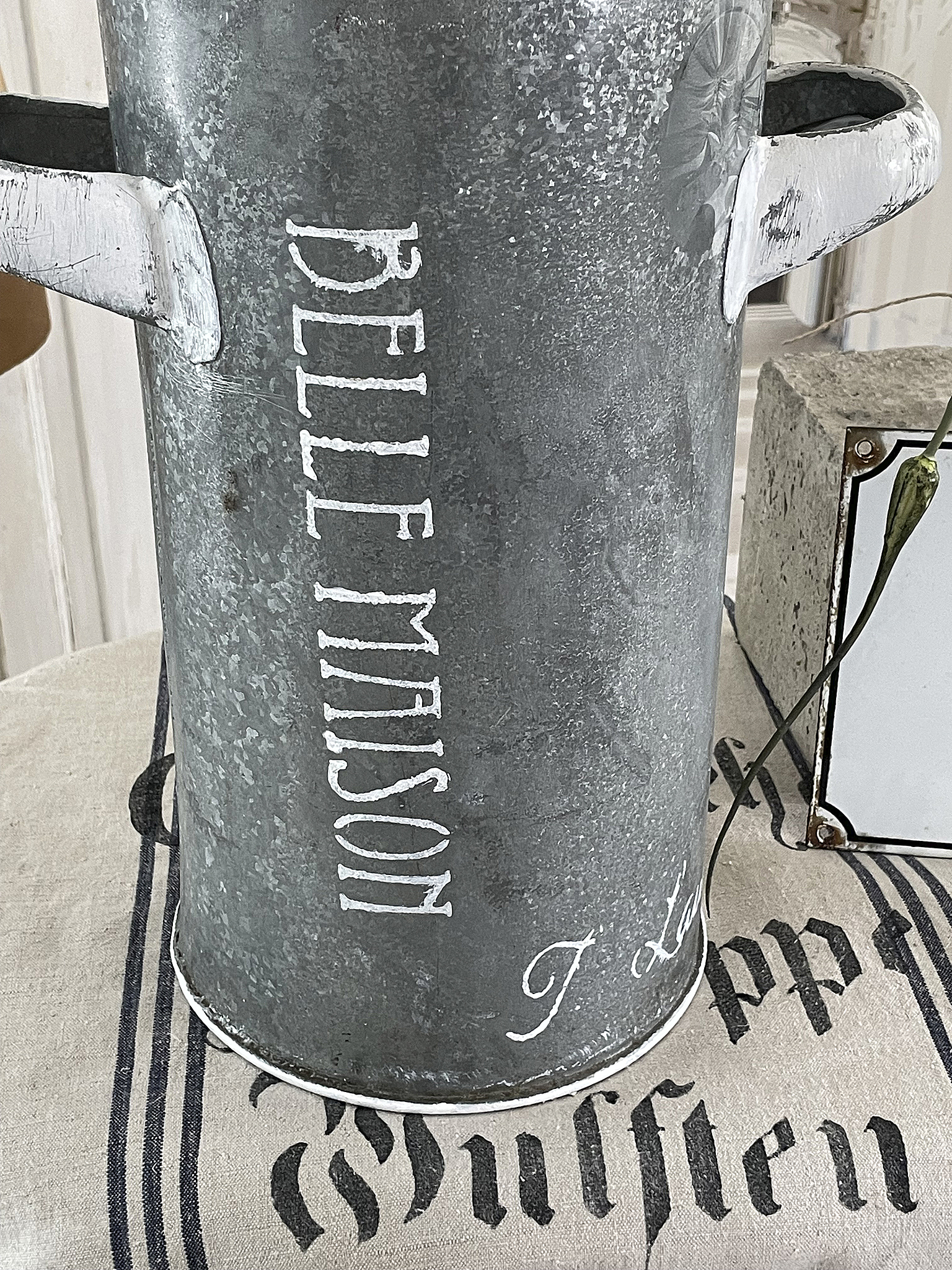 Dekorativer Metallbehälter "Belle Maison" mit Vintage-Design Metallbehälter mit der Aufschrift "Belle Maison" in dekorativem Design