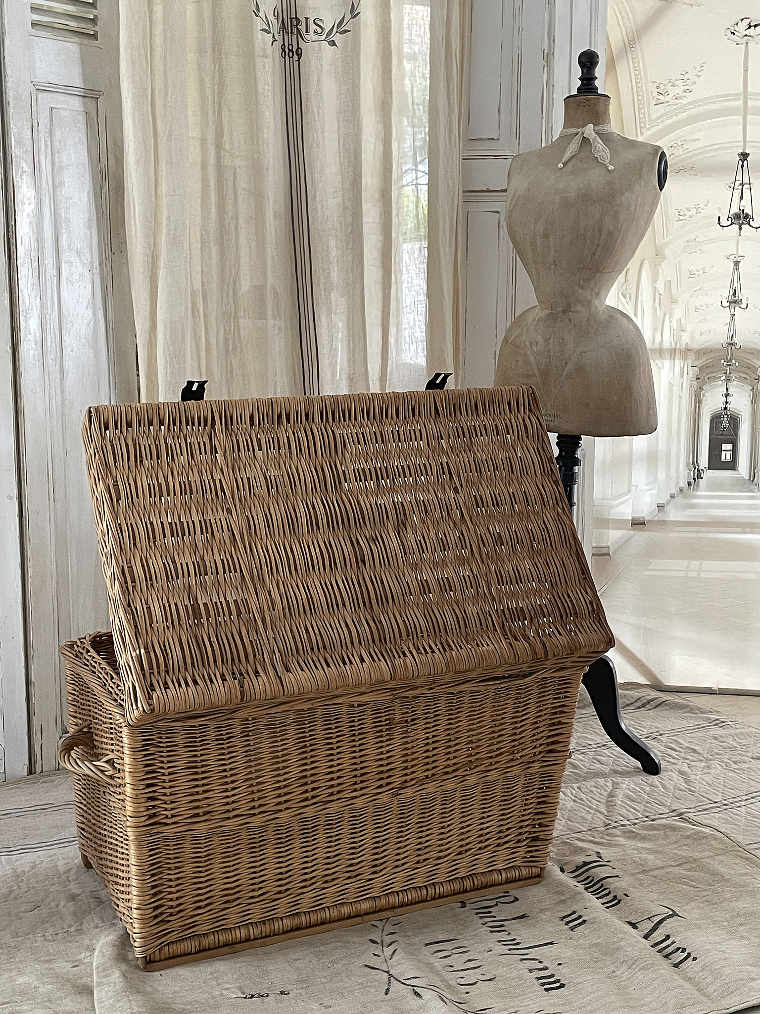 Stilvolle Rattan-Truhe für Zuhause Rattan-Truhe mit offenem Deckel in schöner Wohnumgebung