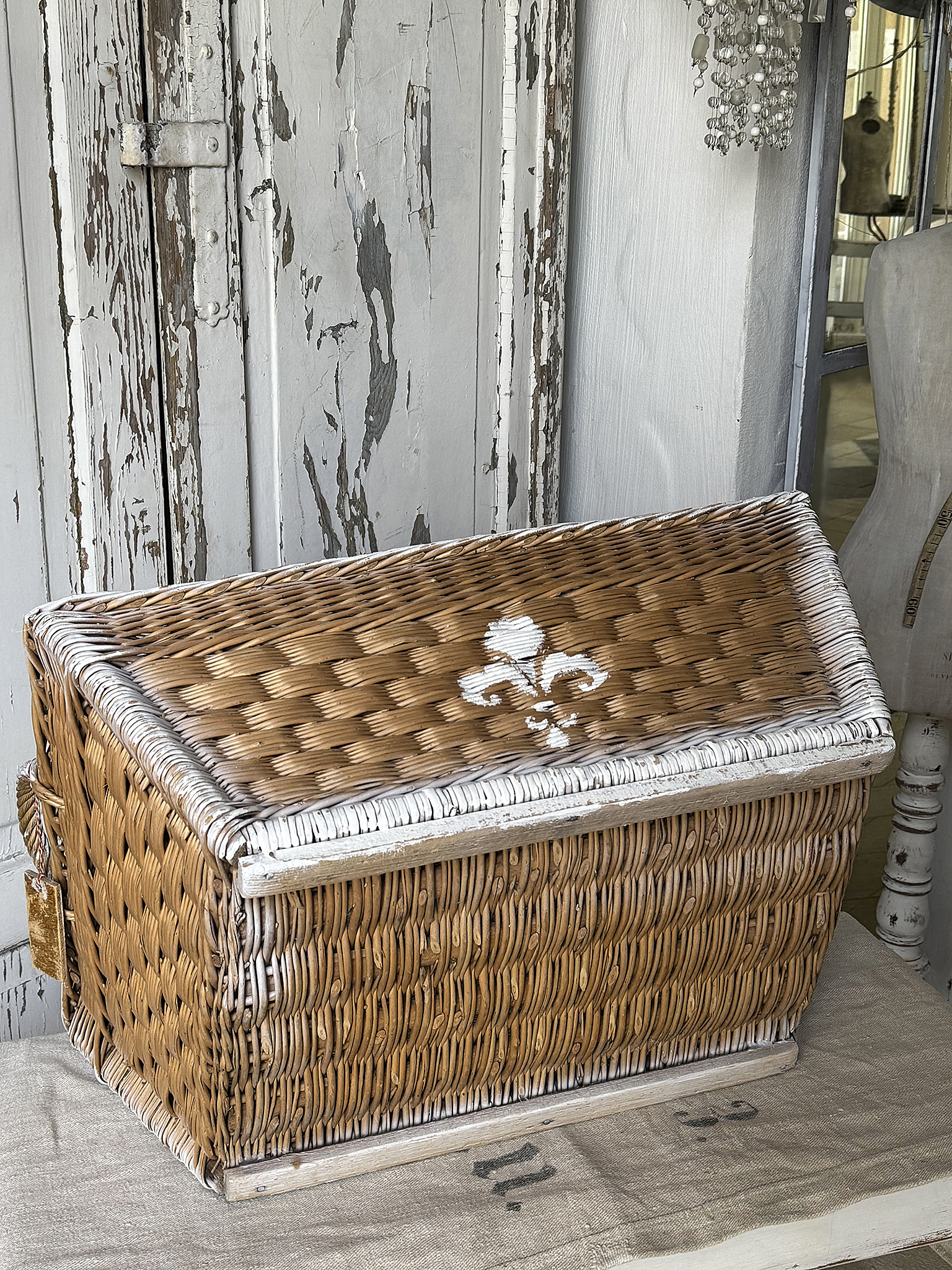 Schöner Weidenkorb im Shabby Chic – Vintage Korb mit französischer Lilie***