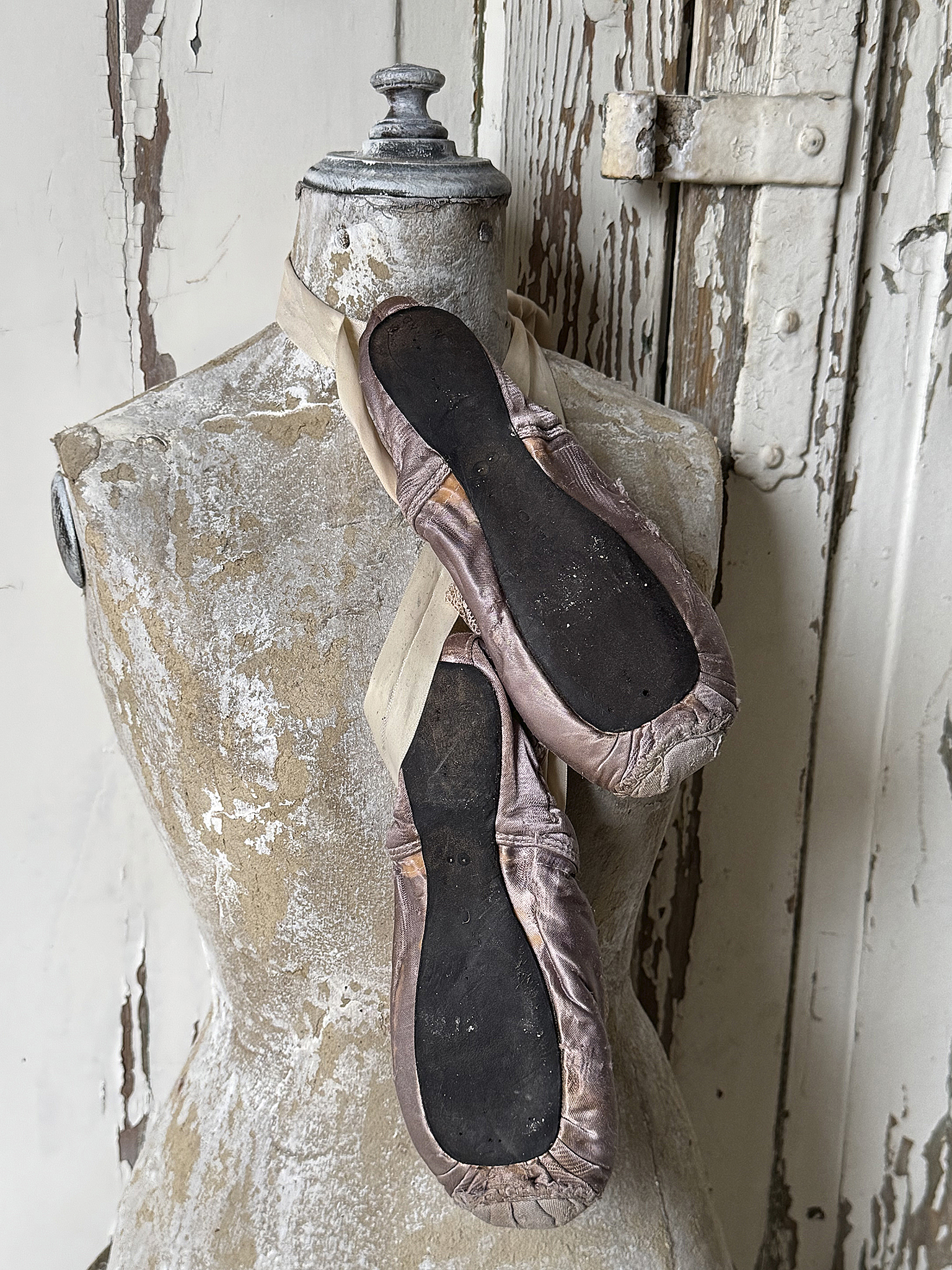 Alte Ballettspitzenschuhe im Malveton- Getanzte Erinnerung 2***