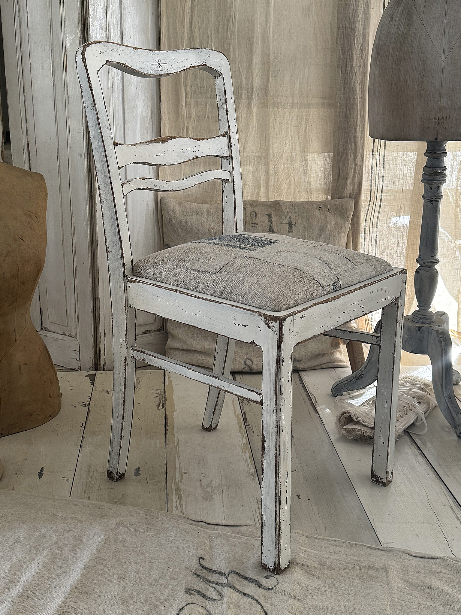 Alter Polsterstuhl mit Mehlsack Shabby-pur***