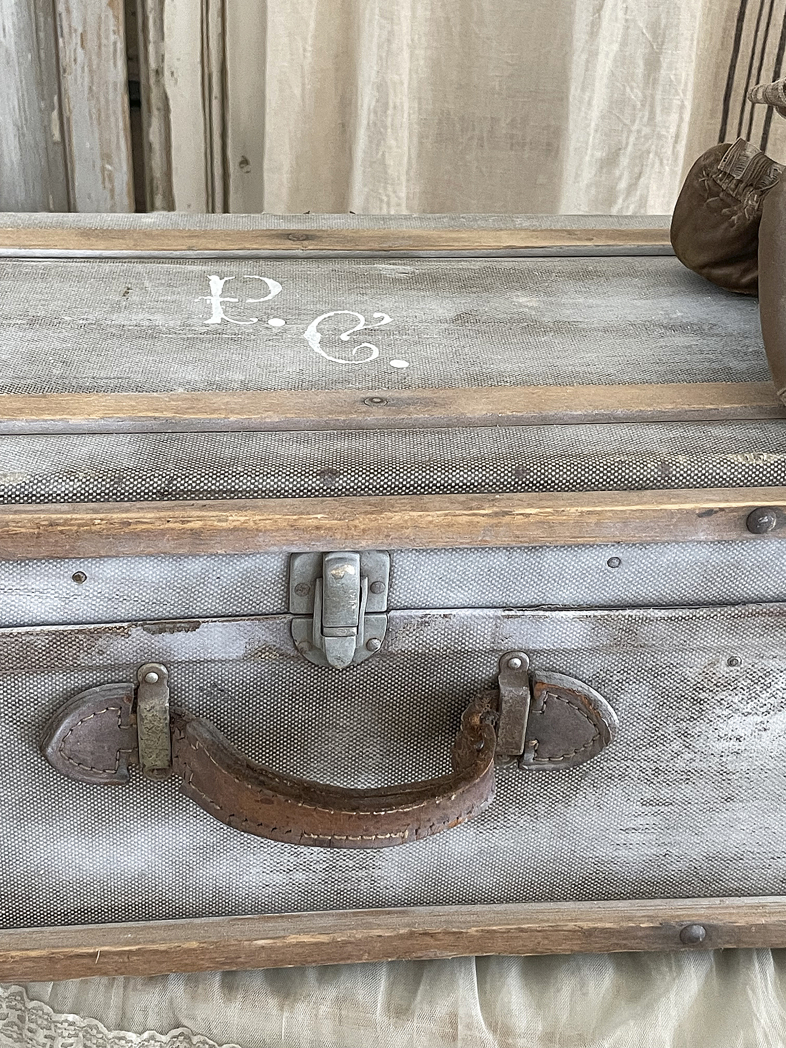 Vintage Reisekoffer mit Ledergriff und Monogramm Antiker Koffer mit Holzrahmen und braunem Griff, dekoriert mit P.C.