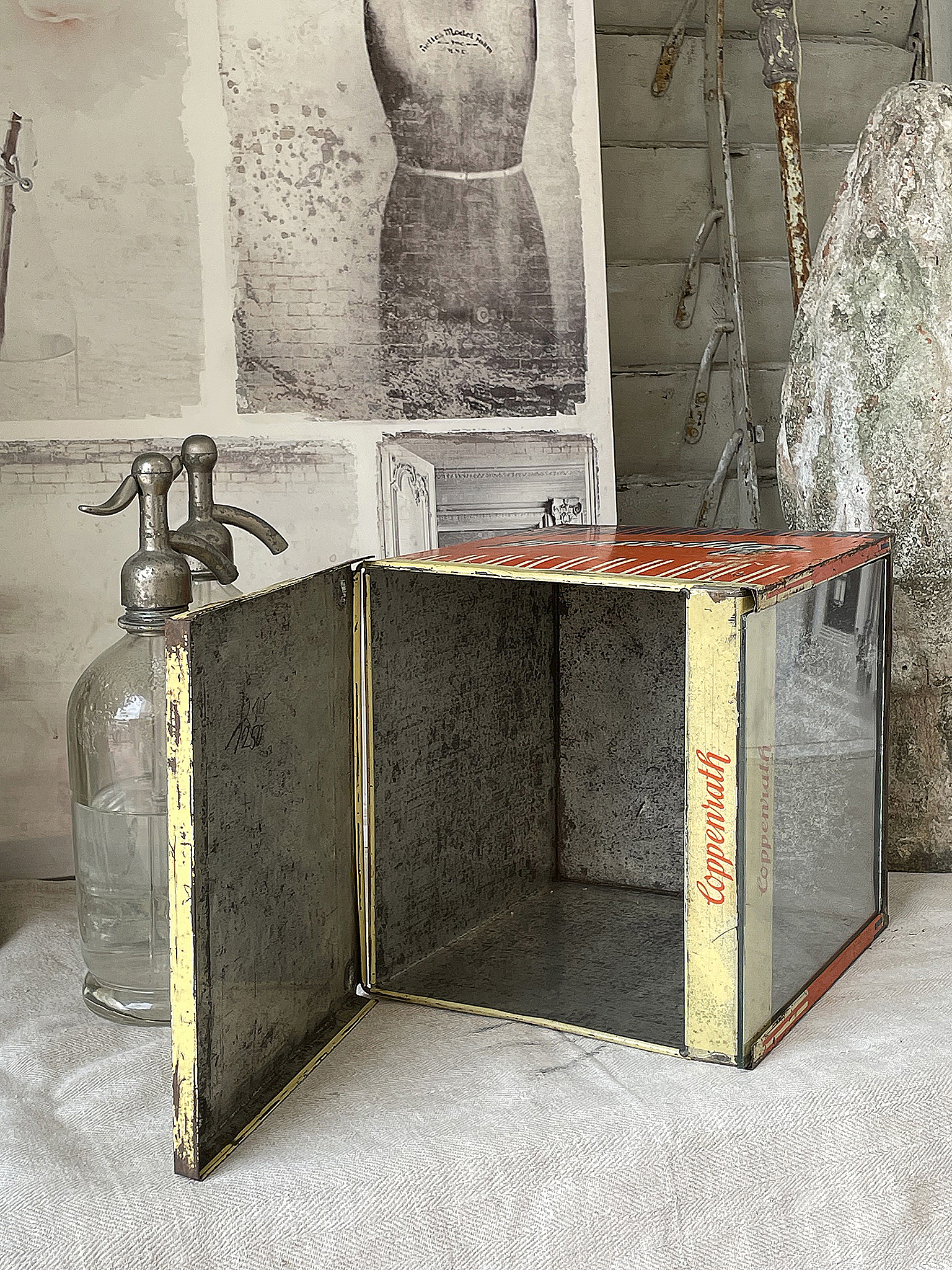 Vintage Glasbox mit aufklappbarem Deckel in der Dekoration Detailaufnahme einer offenen Vintage Glasbox mit einem dekorativen Hintergrund in einem stilvollen Ambiente