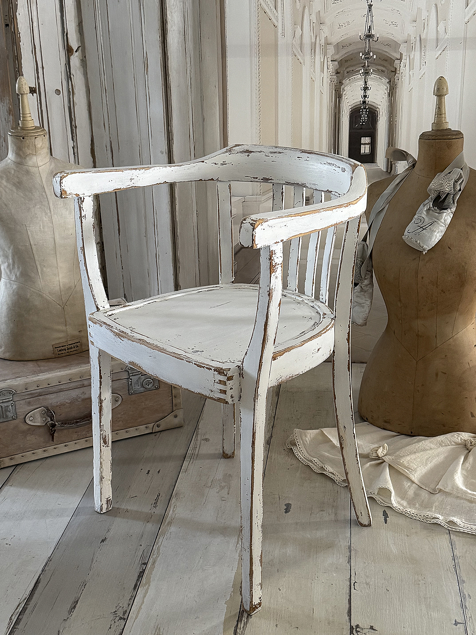 Alter Armlehnenstuhl Bauhaus im weißen Shabbykleid***