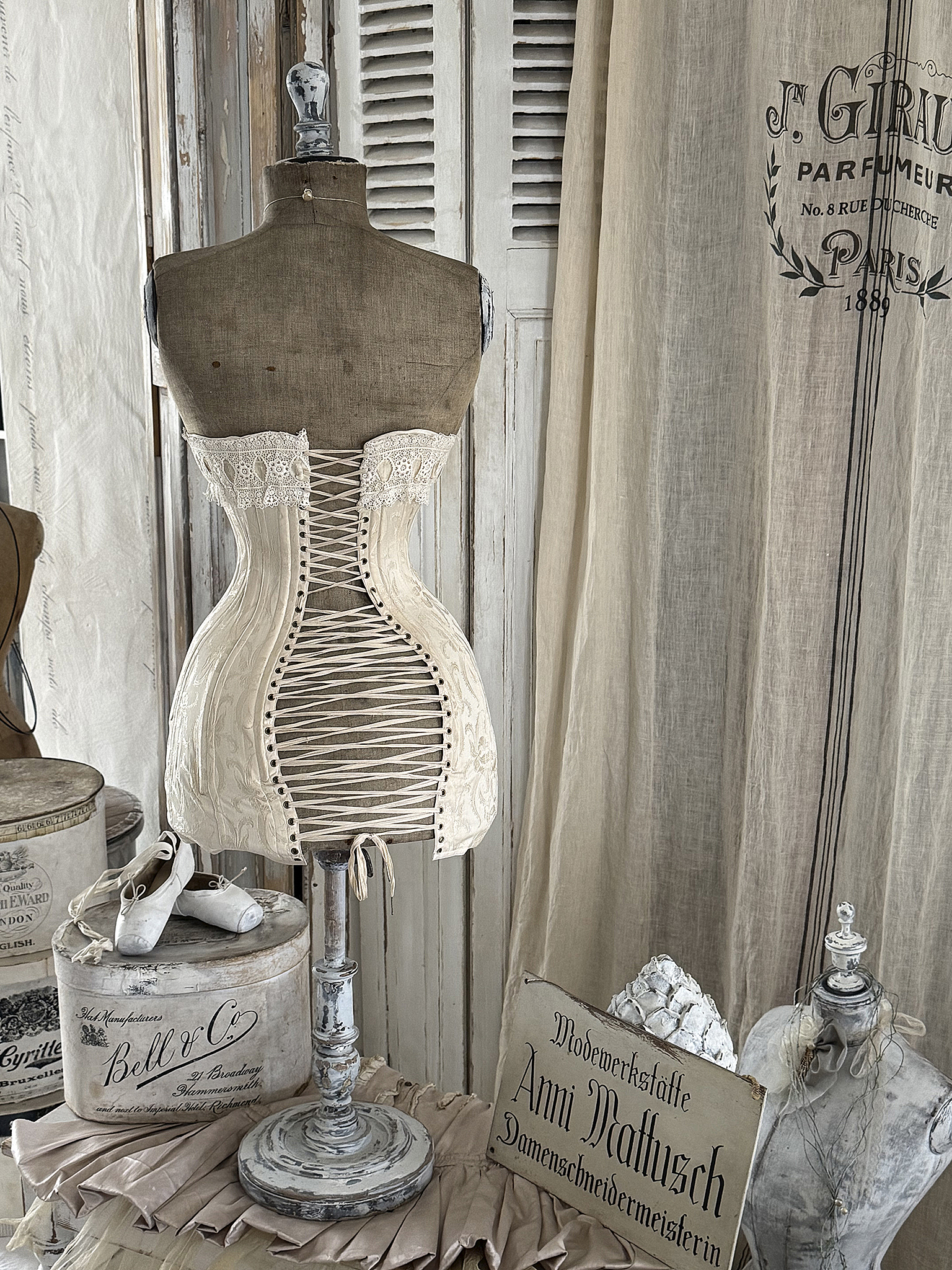Antike Schneiderbüste „Wespentaille“ mit Vintage-Korsett – Sammlerstück***