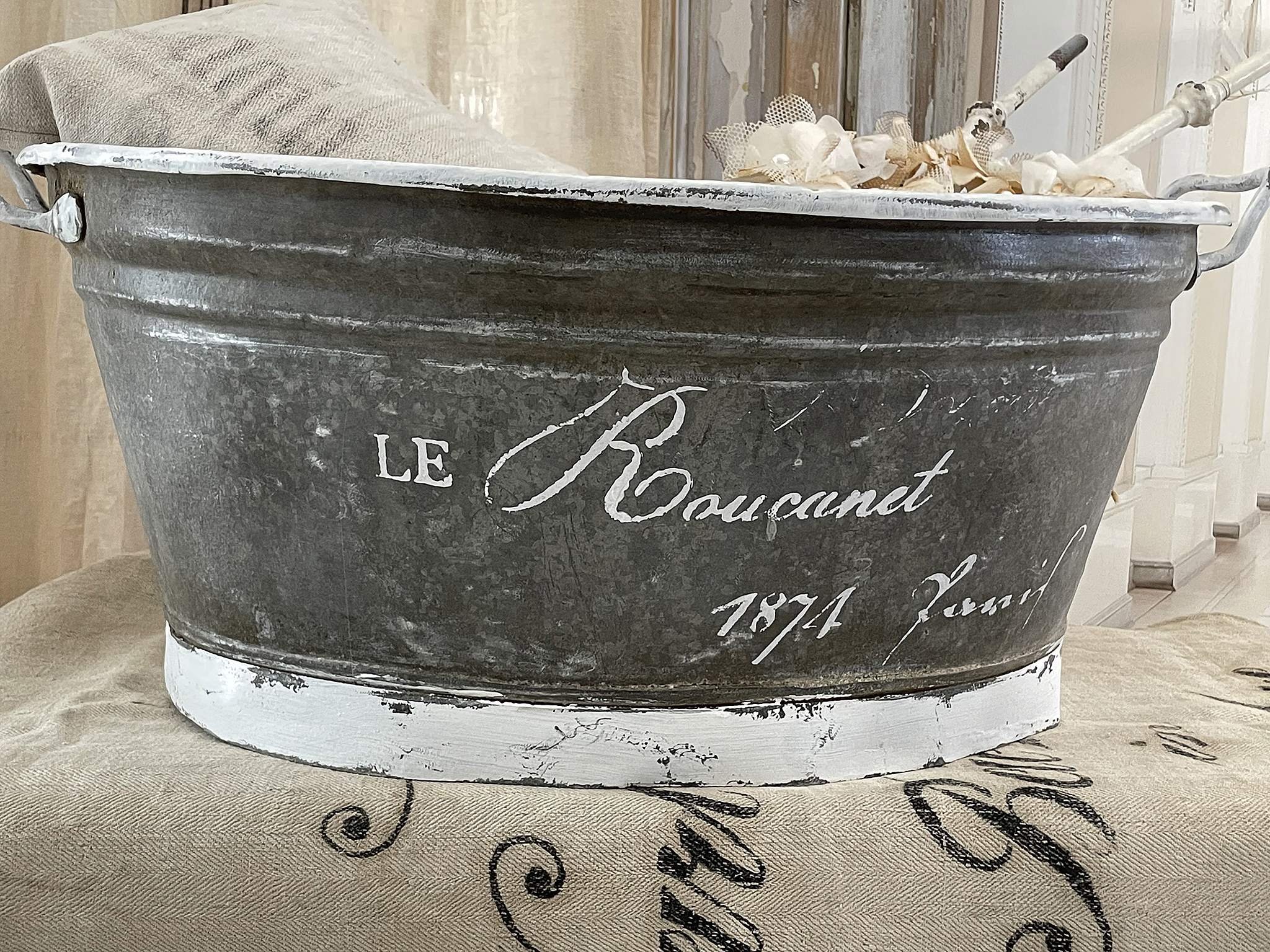 Antike Zinkwanne mit dem Schriftzug Le Roucanet, 1871 Dekorative Zinkwanne in antikem Stil, ideal für die Innendekoration