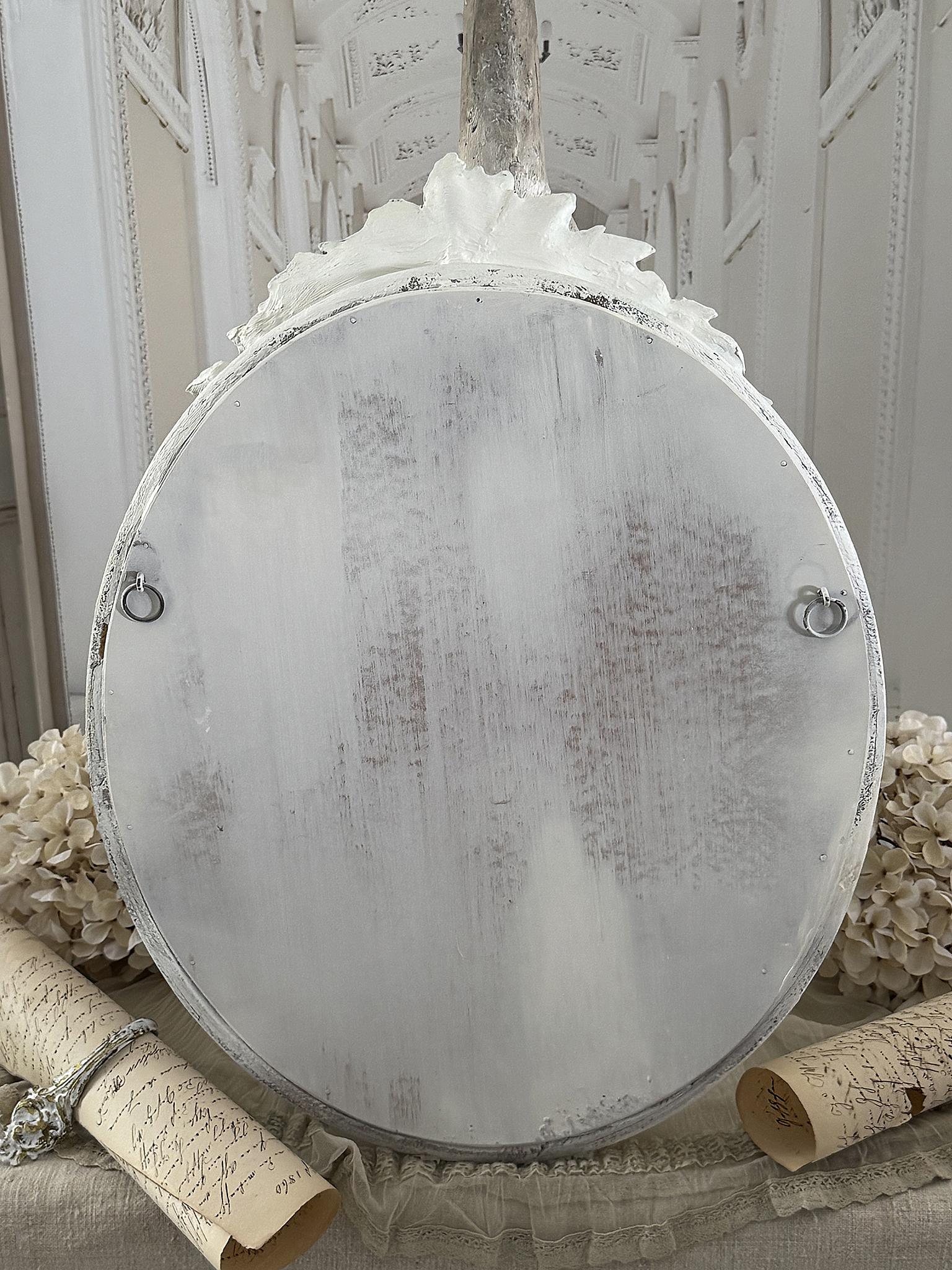 Alter ovaler Vintage-Spiegel im weißen Shabby-Kleid – romantisches Schmuckstück mit viel Charme***