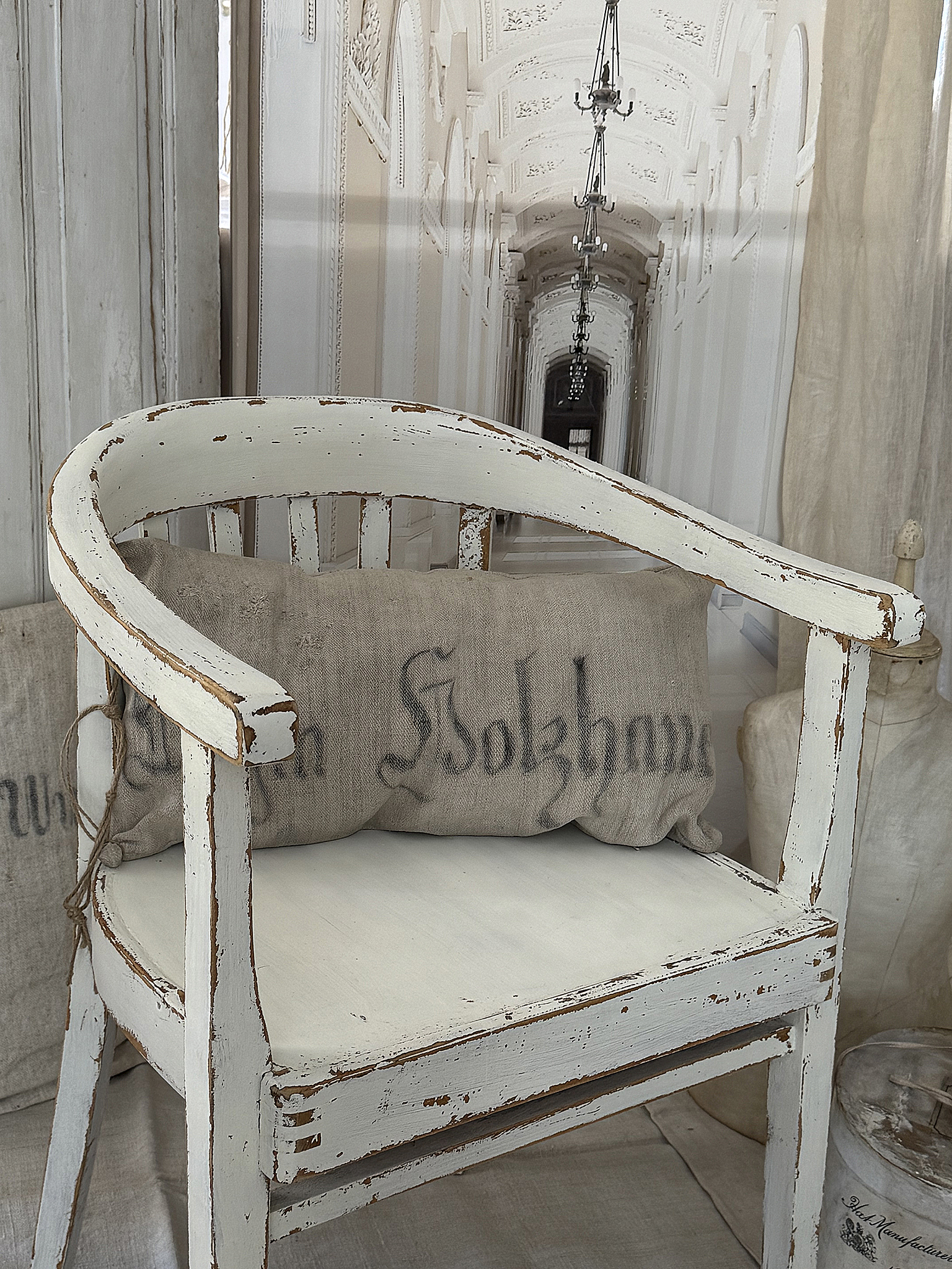 Alter breiter Bauhaus-Armlehnstuhl im authentischen Shabby-Chic***
