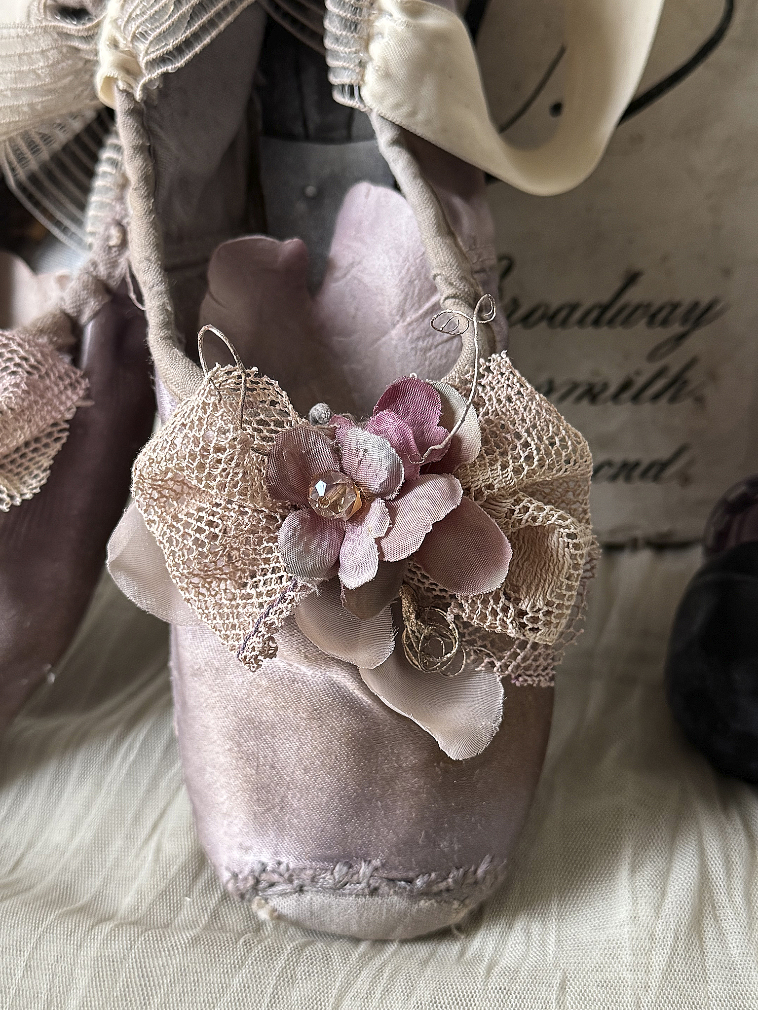 Alte Ballettspitzenschuhe im Malveton- Getanzte Erinnerung 1***