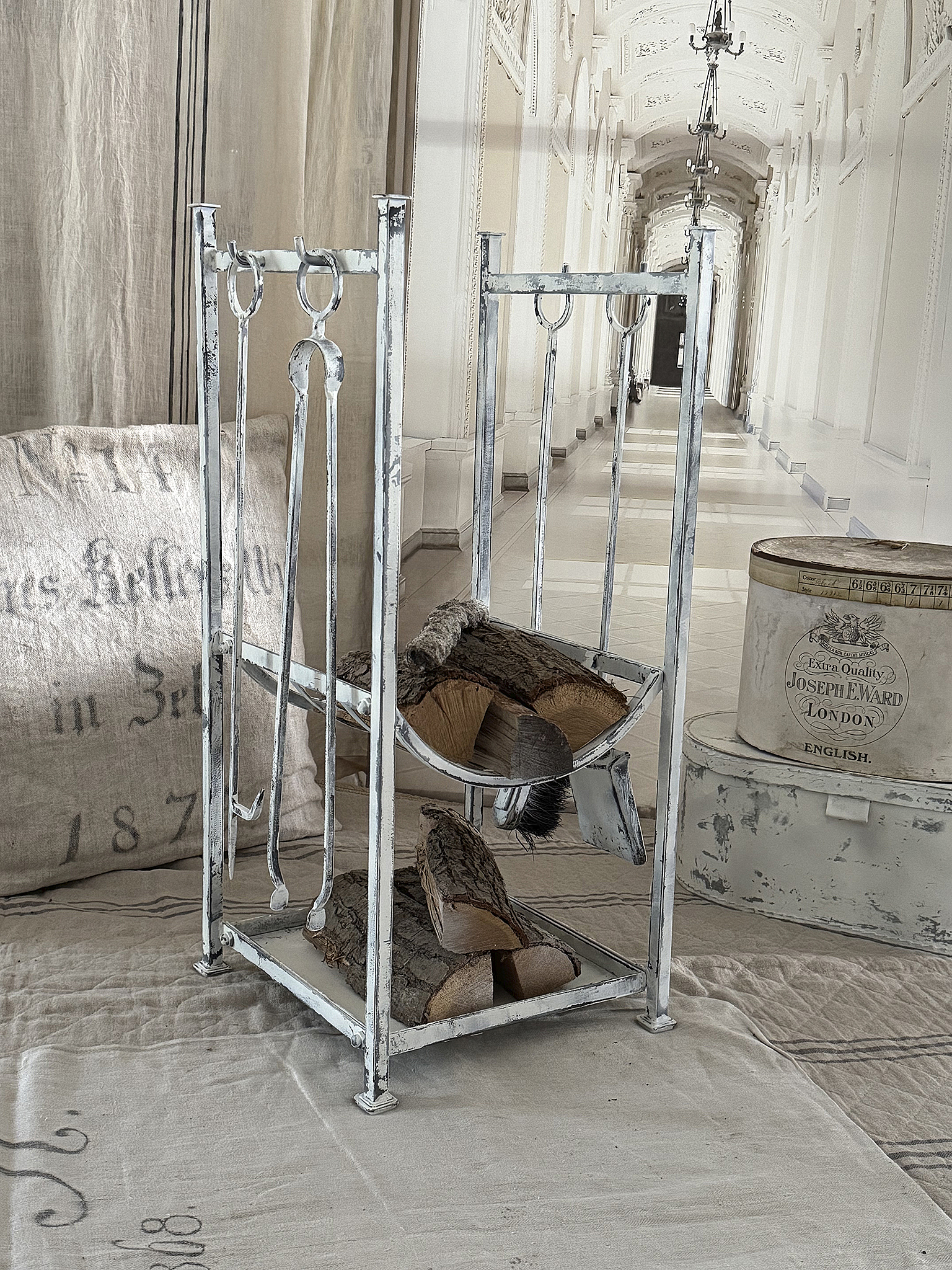 Shabby Brennholzregal mit Kaminbesteck*** Shabby Brennholzregal mit Kaminbesteck***