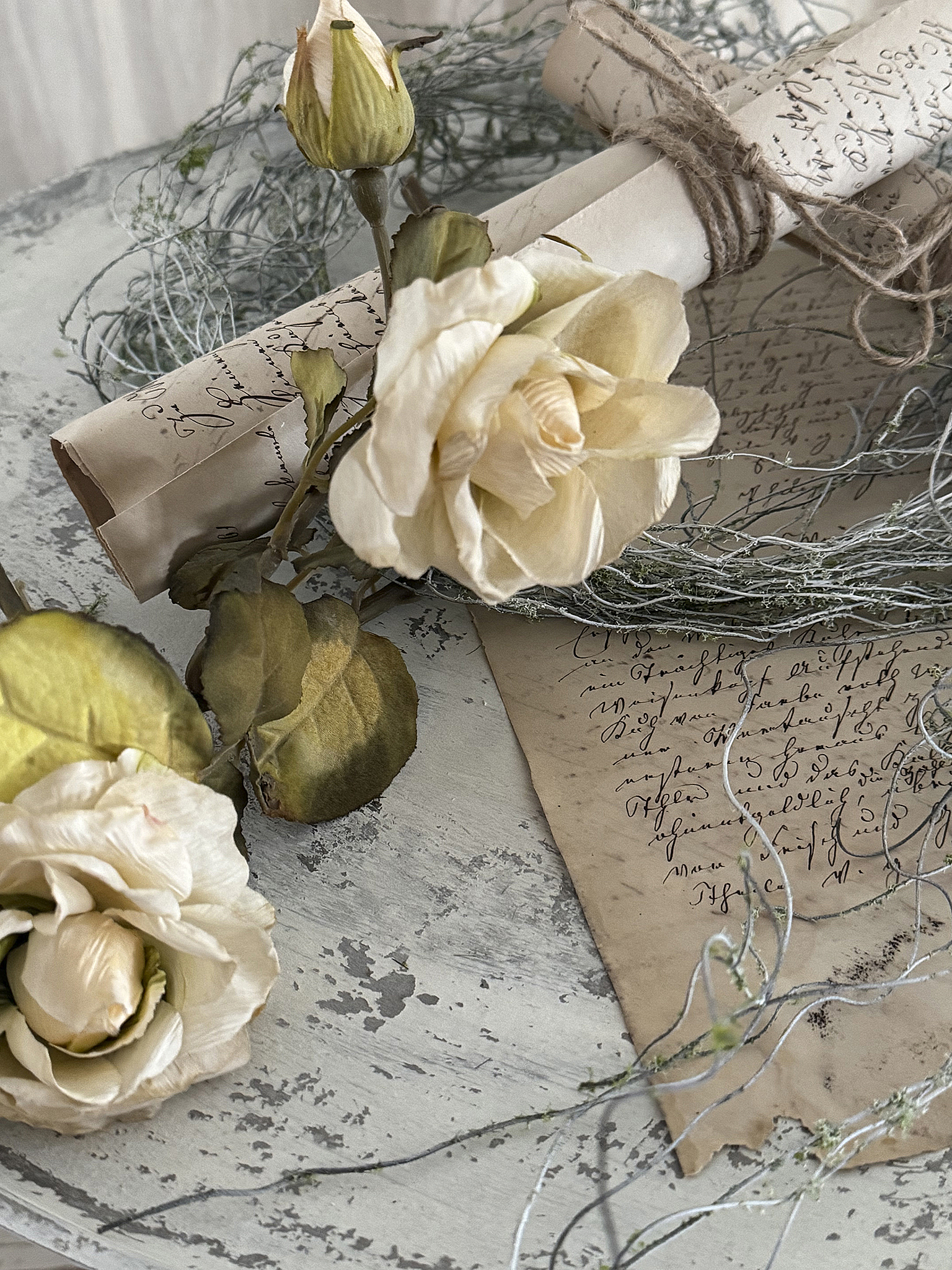 Dekorative große Fußschale im weißen Shabby-Kleid – ein romantisches Ensemble***