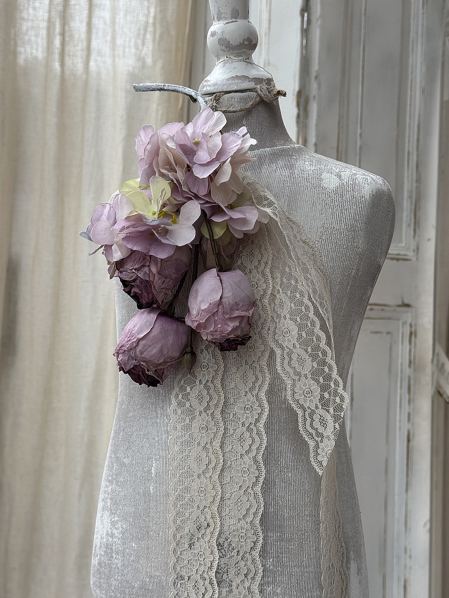 Elegante Mannequin-Deko mit rosa Blumen und Spitze Mannequin mit wunderschönen rosa Blumen und Spitzenband dekoriert