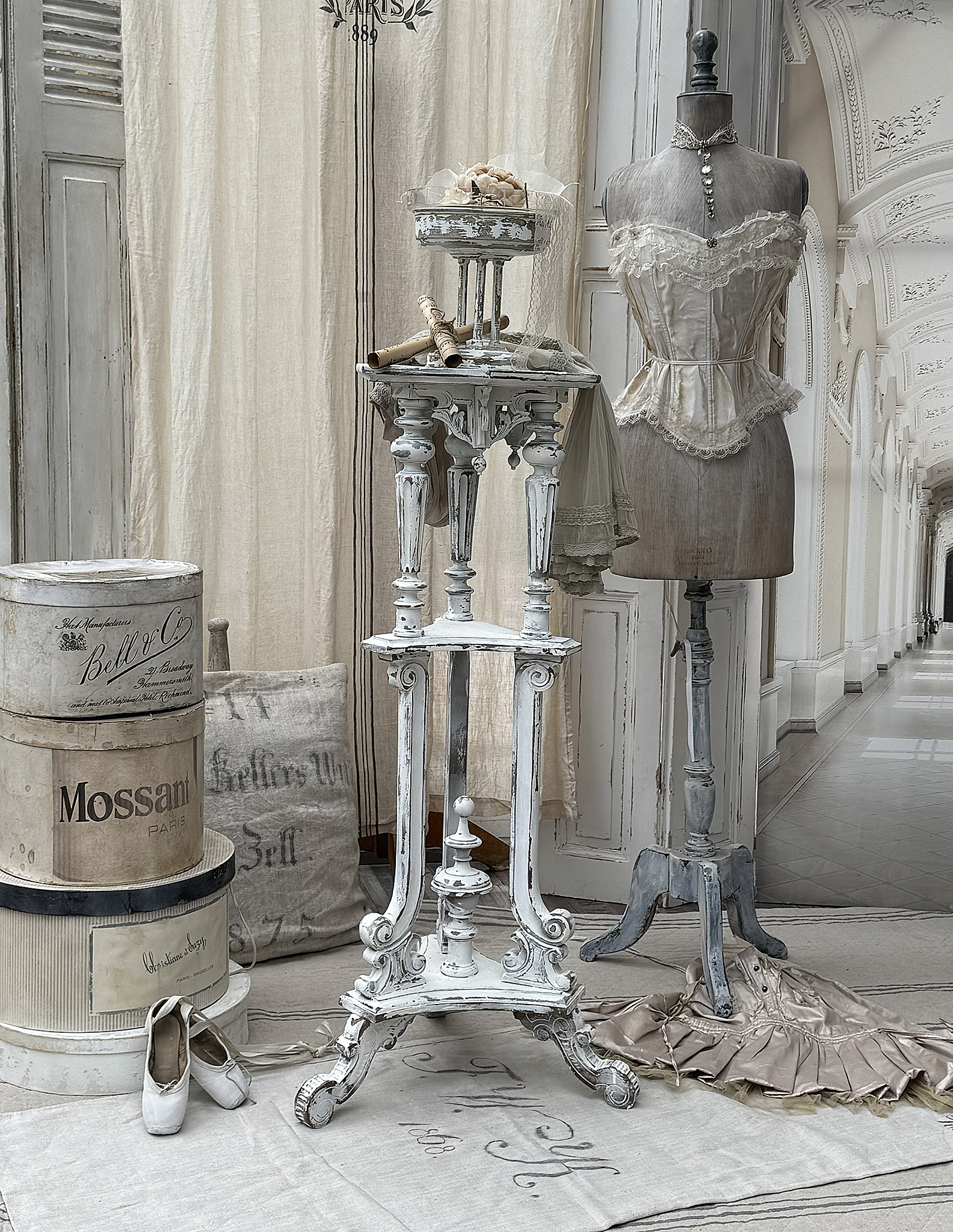 Stilvolles Vintage-Interieur mit Mannequin und Accessoires Dekoratives Vintage-Mobiliar inklusive Mannequin, Spitze und alten Schuhen in einem eleganten Raum