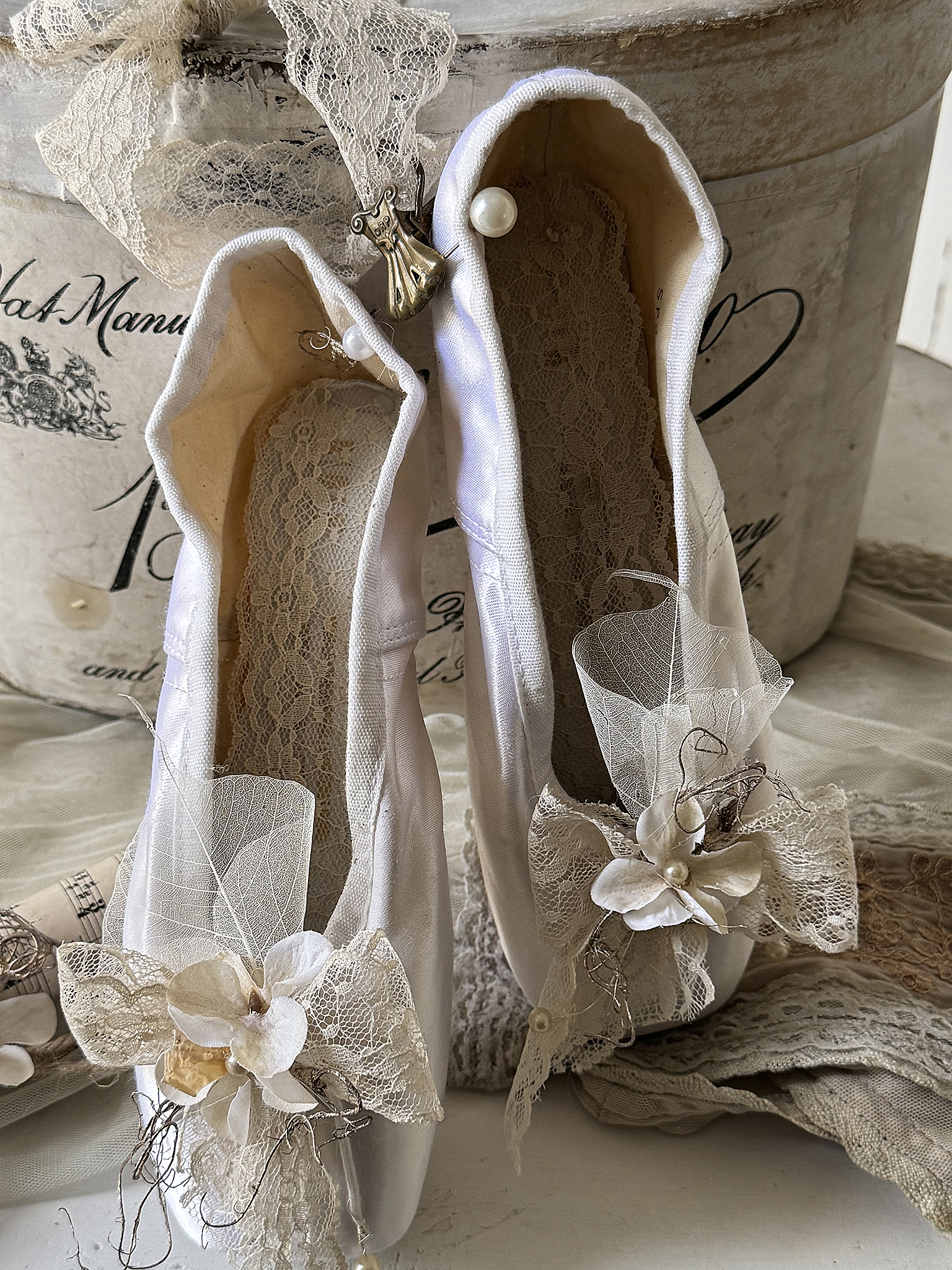 Weiße Spitzen-Ballettschuhe mit Notenblatt***