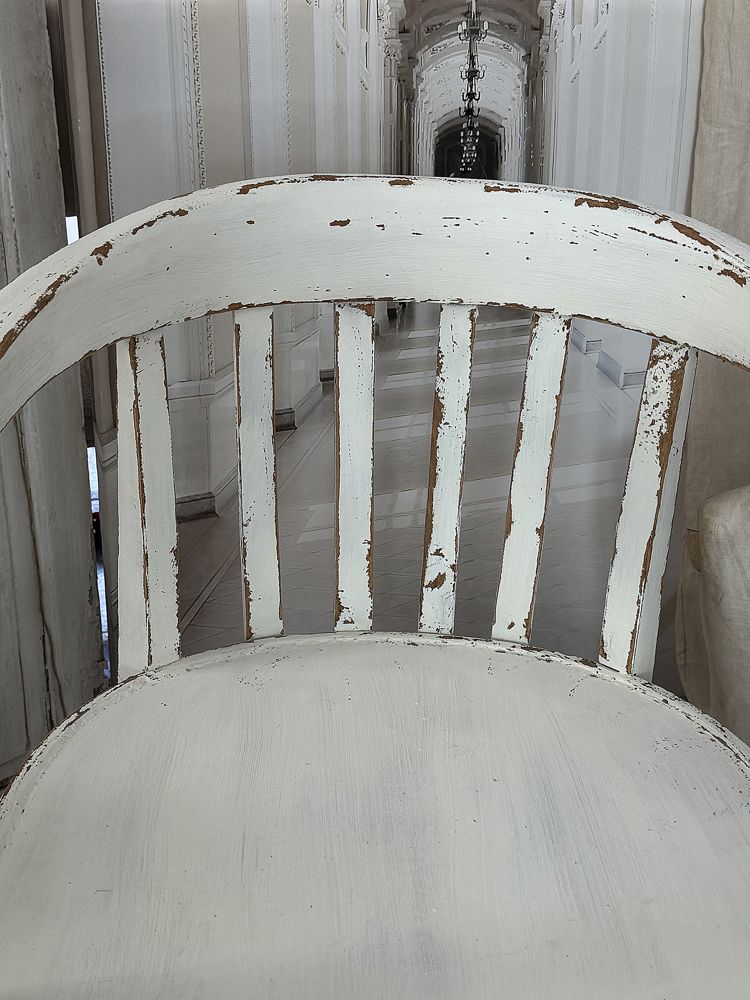 Alter breiter Bauhaus-Armlehnstuhl im authentischen Shabby-Chic***