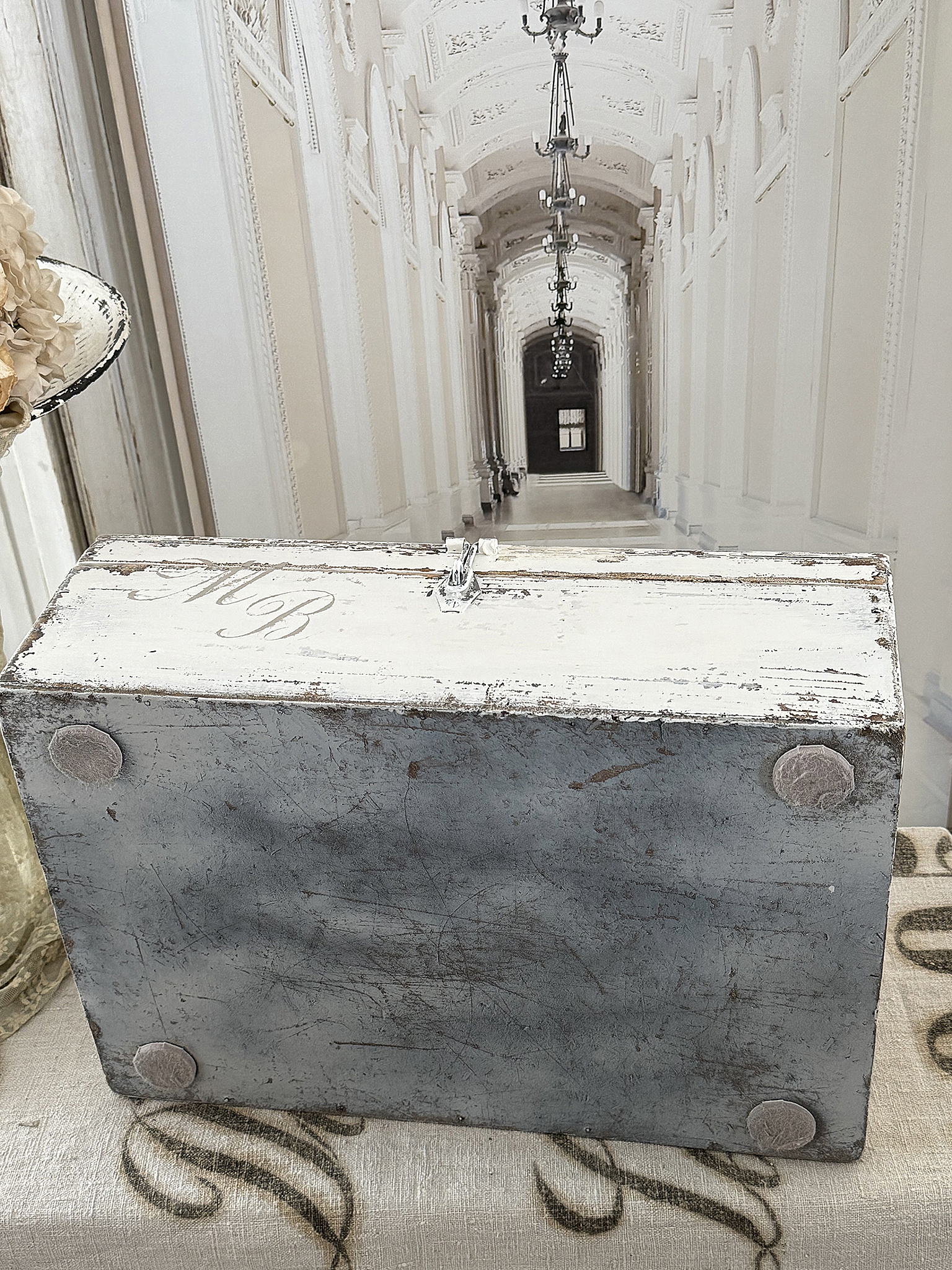 Alte große Holztruhe mit Klappdeckel – Shabby Chic Boileve***