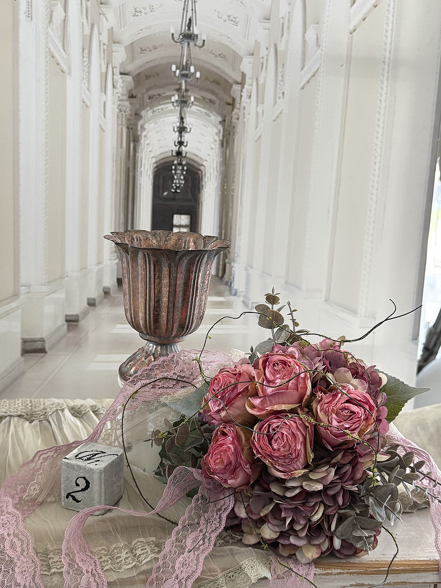 Handgearbeitete Seidensträuße mit Amphore***