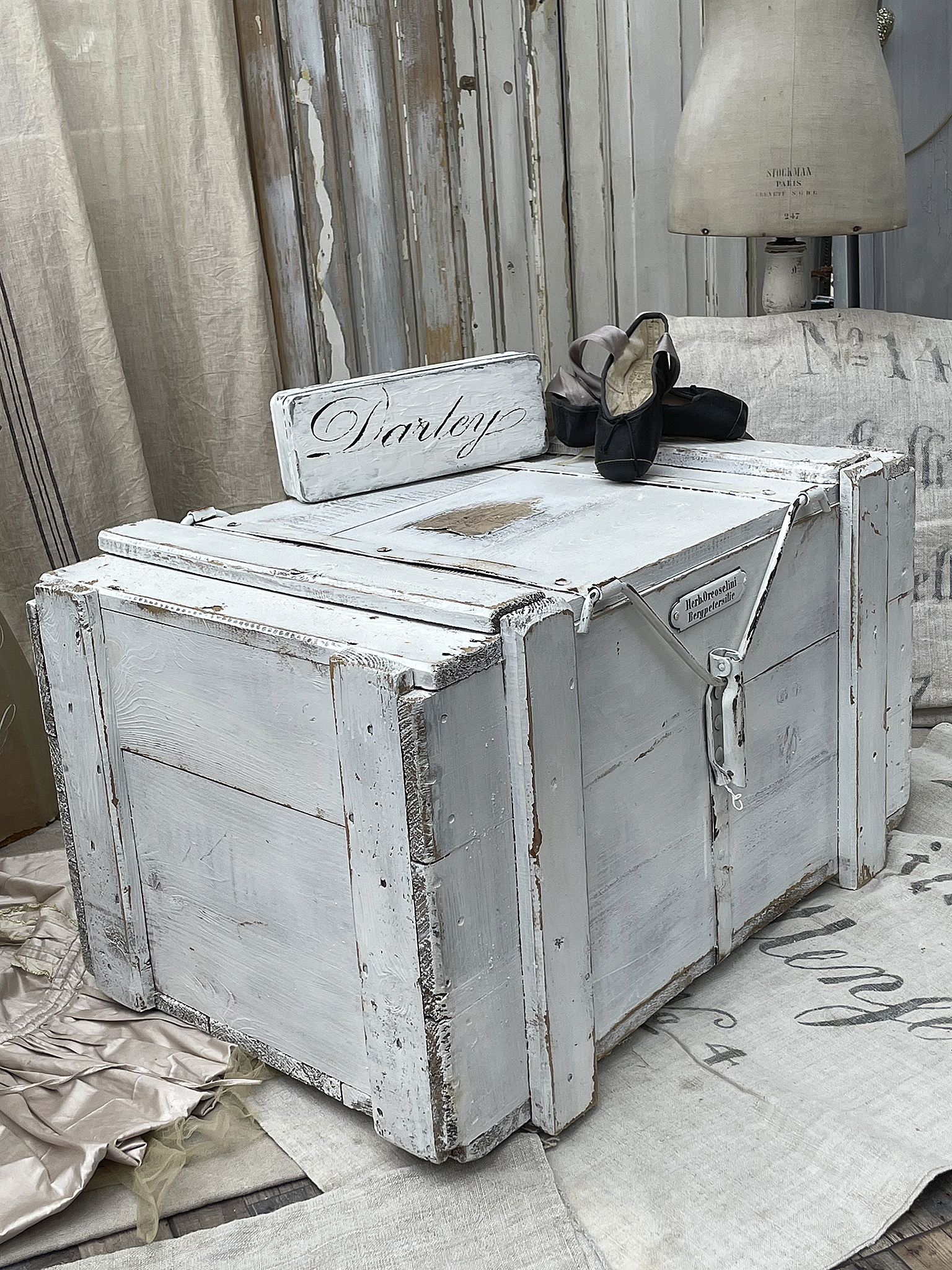 Antike Holzkiste mit Vintage-Charme und Ballettschuhen Holzkiste im Shabby-Chic-Stil mit Ballettschuhen darauf