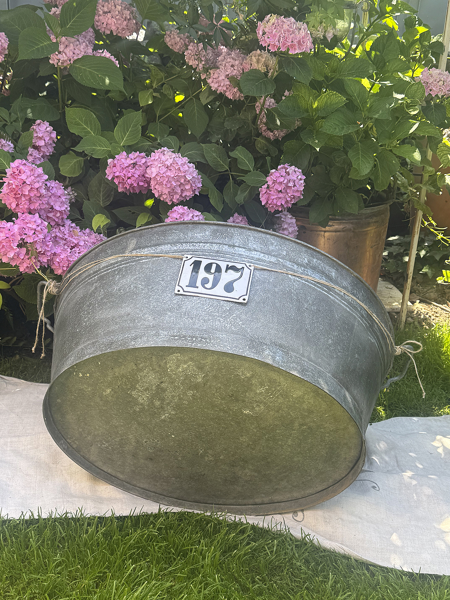 Alte Zinkwanne 75 Liter mit Emailleschild