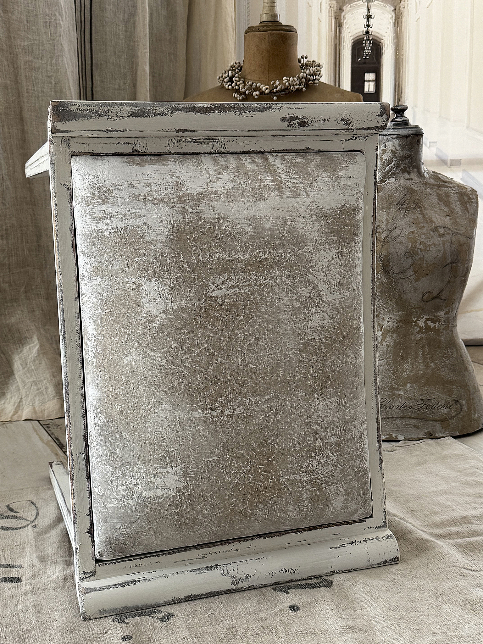 Alter Polsterhocker mit elegantem Shabby-Chic-Charme***