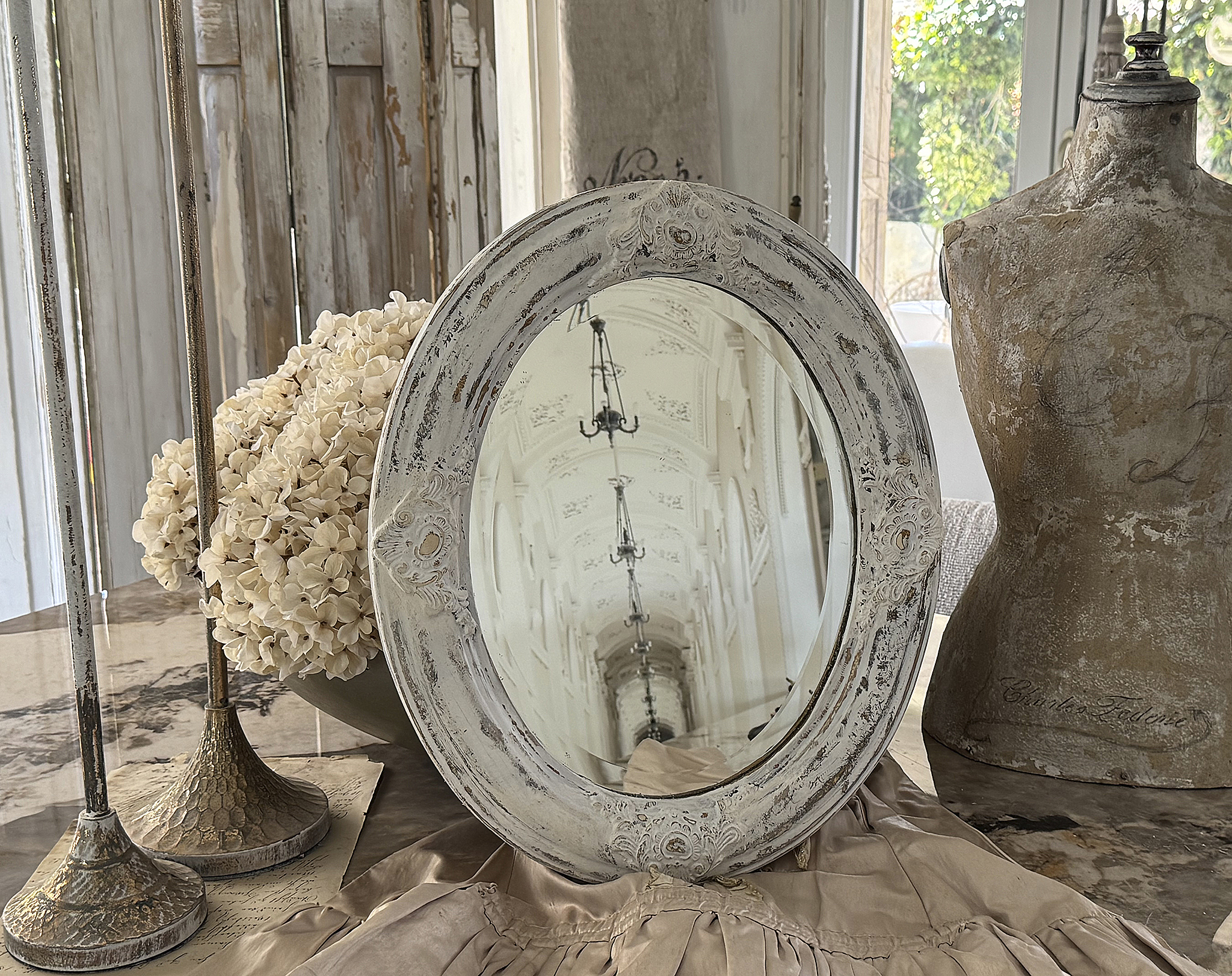 Romantischer alter Wandspiegel im Shabby-Chic***