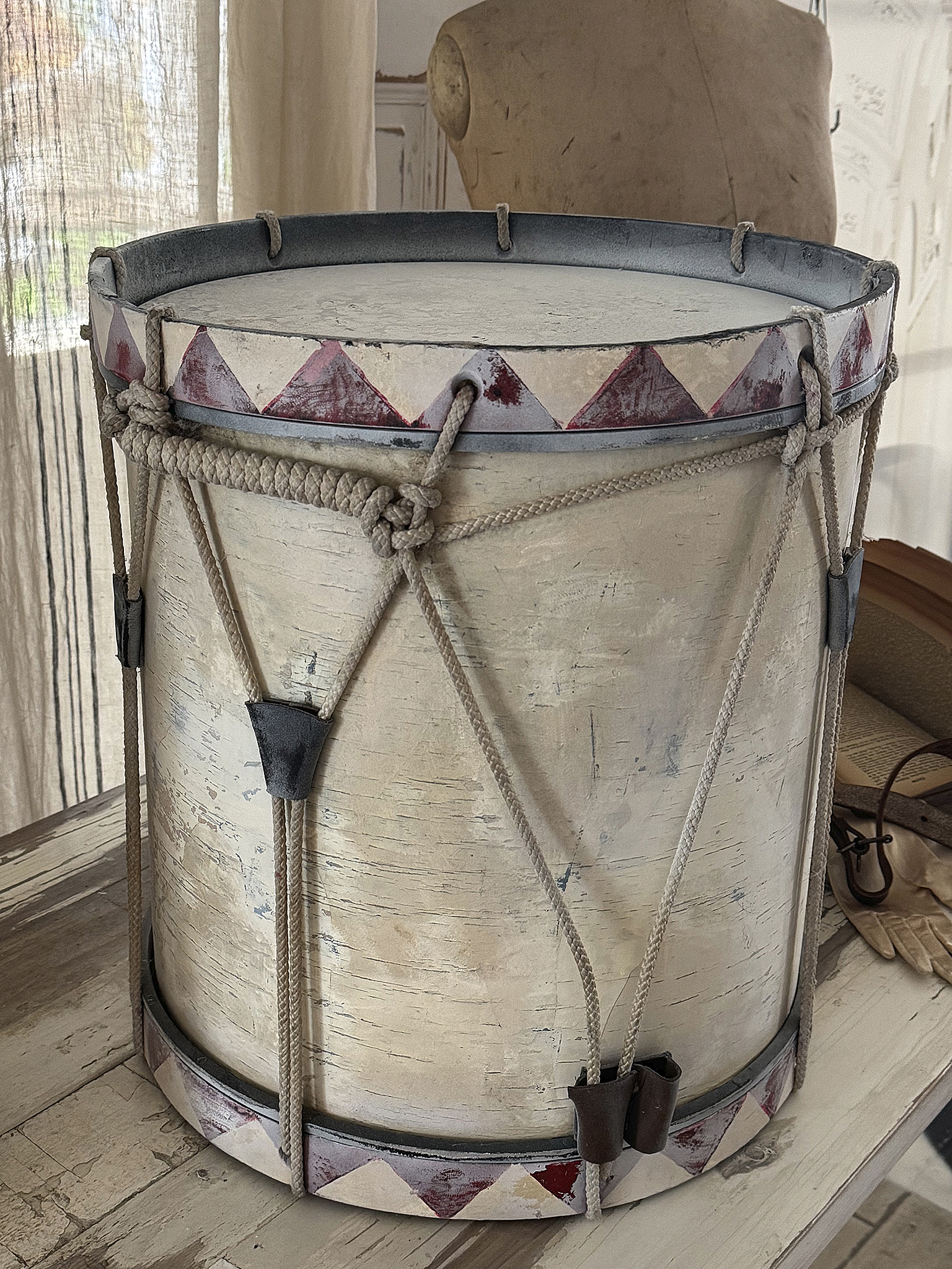 Wunderschöne alte Marschtrommel / Beistelltisch***