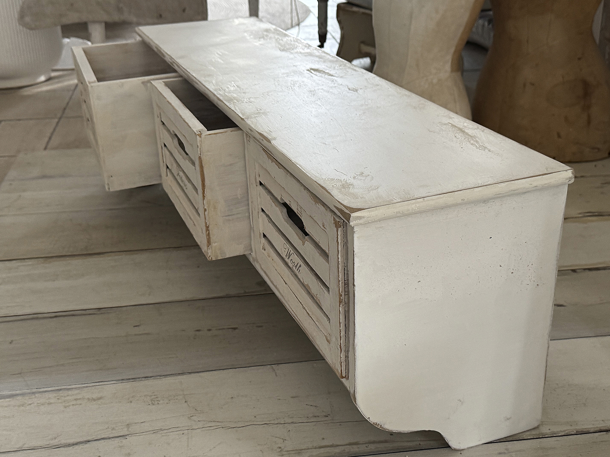 Charmantes Shabby-Hängeregal mit französischem Flair***