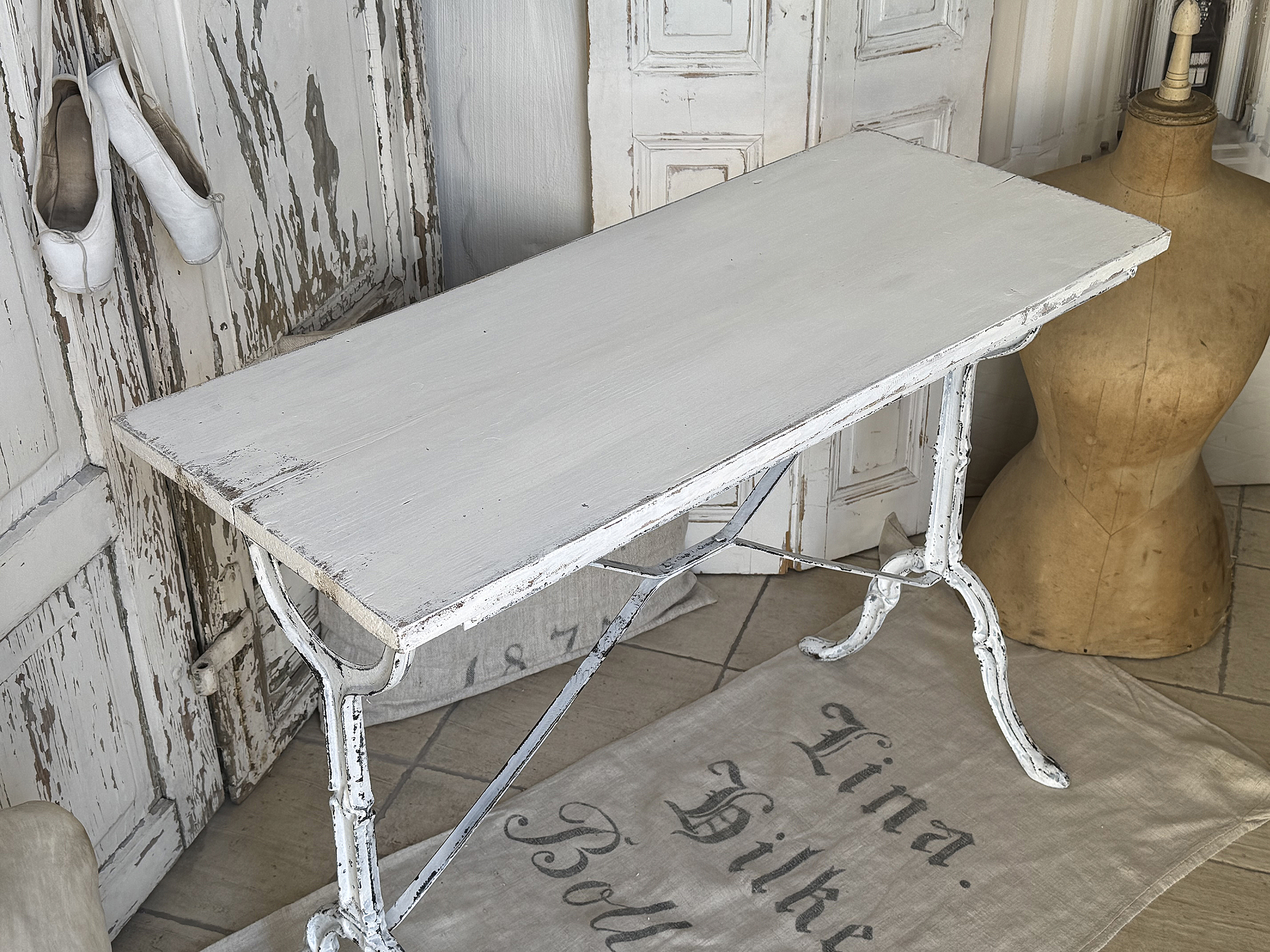 Alter Beistell- bzw. Konsolentisch im Shabby-Kleid***