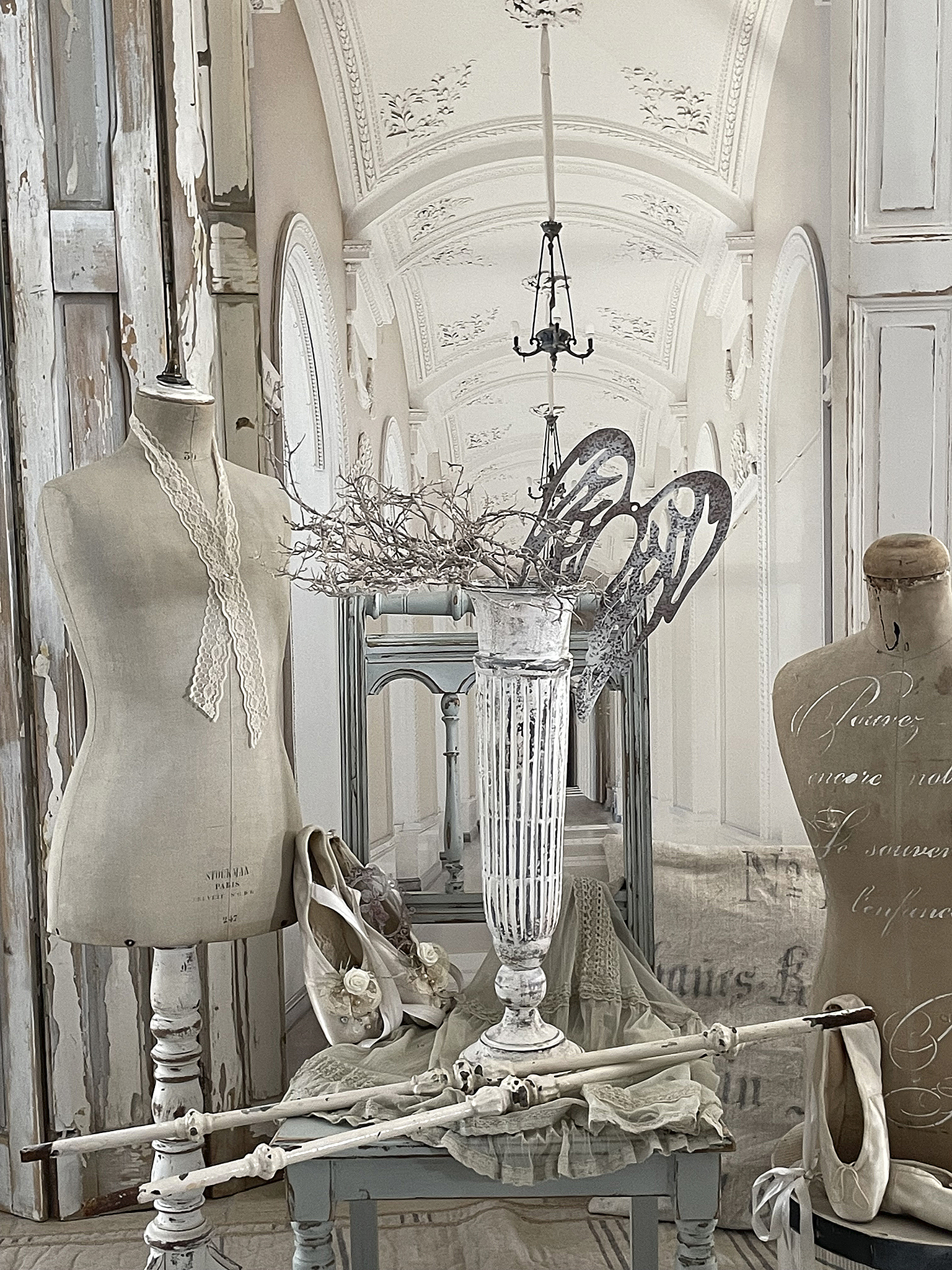 Elegante Deko im Vintage-Stil mit einem Schneiderpuppen und Schuhen Vintage-Dekoration mit Schneiderpuppen, Ballettschuhen und einem Glasvase im nostalgischen Ambiente