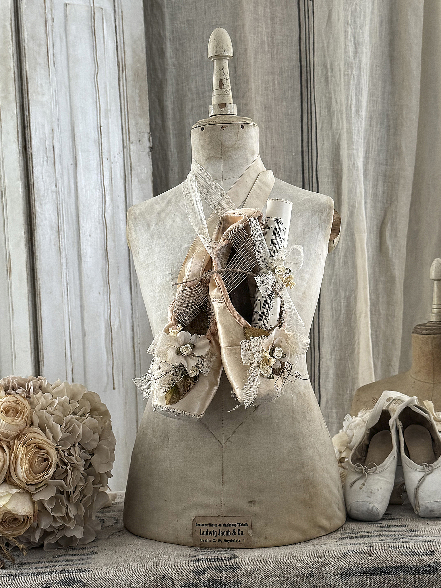 Romantisches Vintage-Unikat mit alten Spitzenschuhen – zauberhafte Dekoration mit Geschichte***