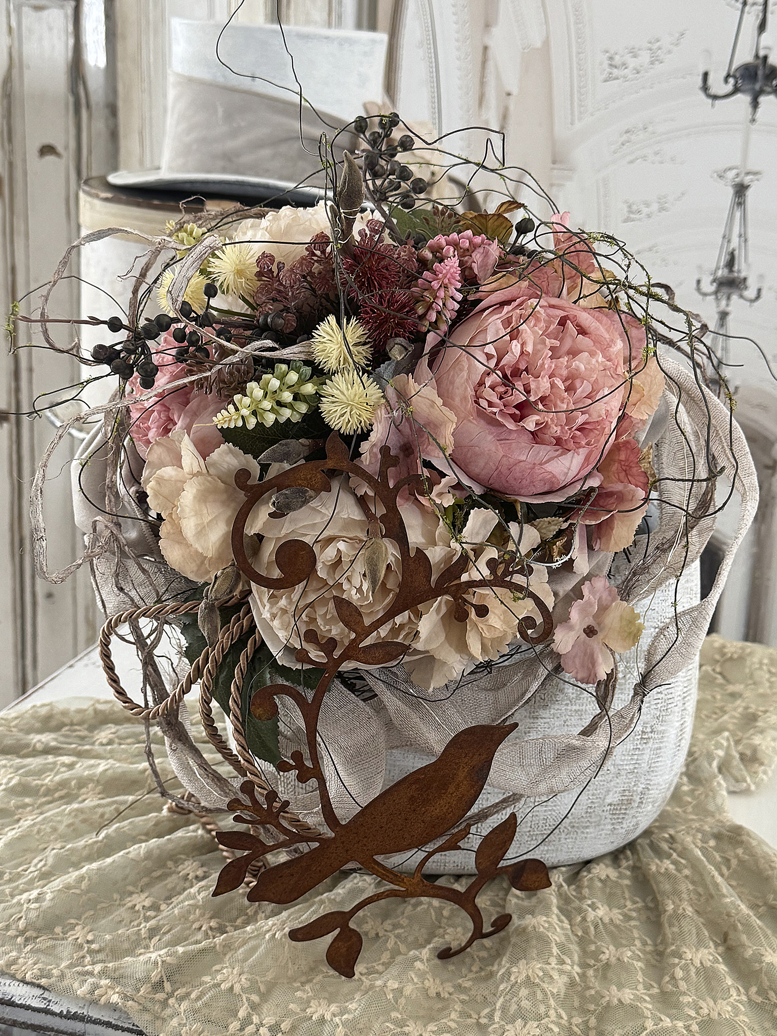Kunstblumen-Arrangement mit Steinzeugvase, Rosen, Naturflechten & Vogelmedaillon***