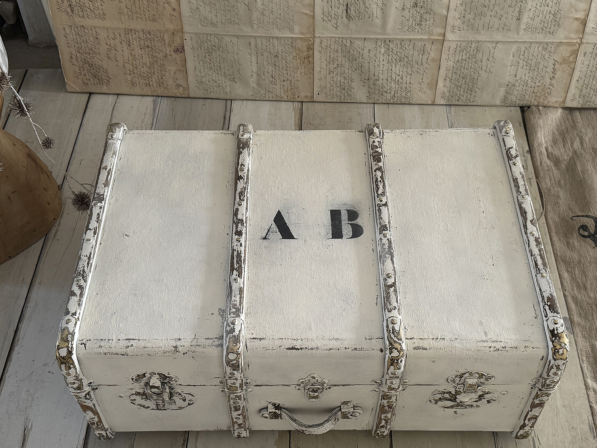 Antiker Überseekoffer im weißen Shabbykleid***