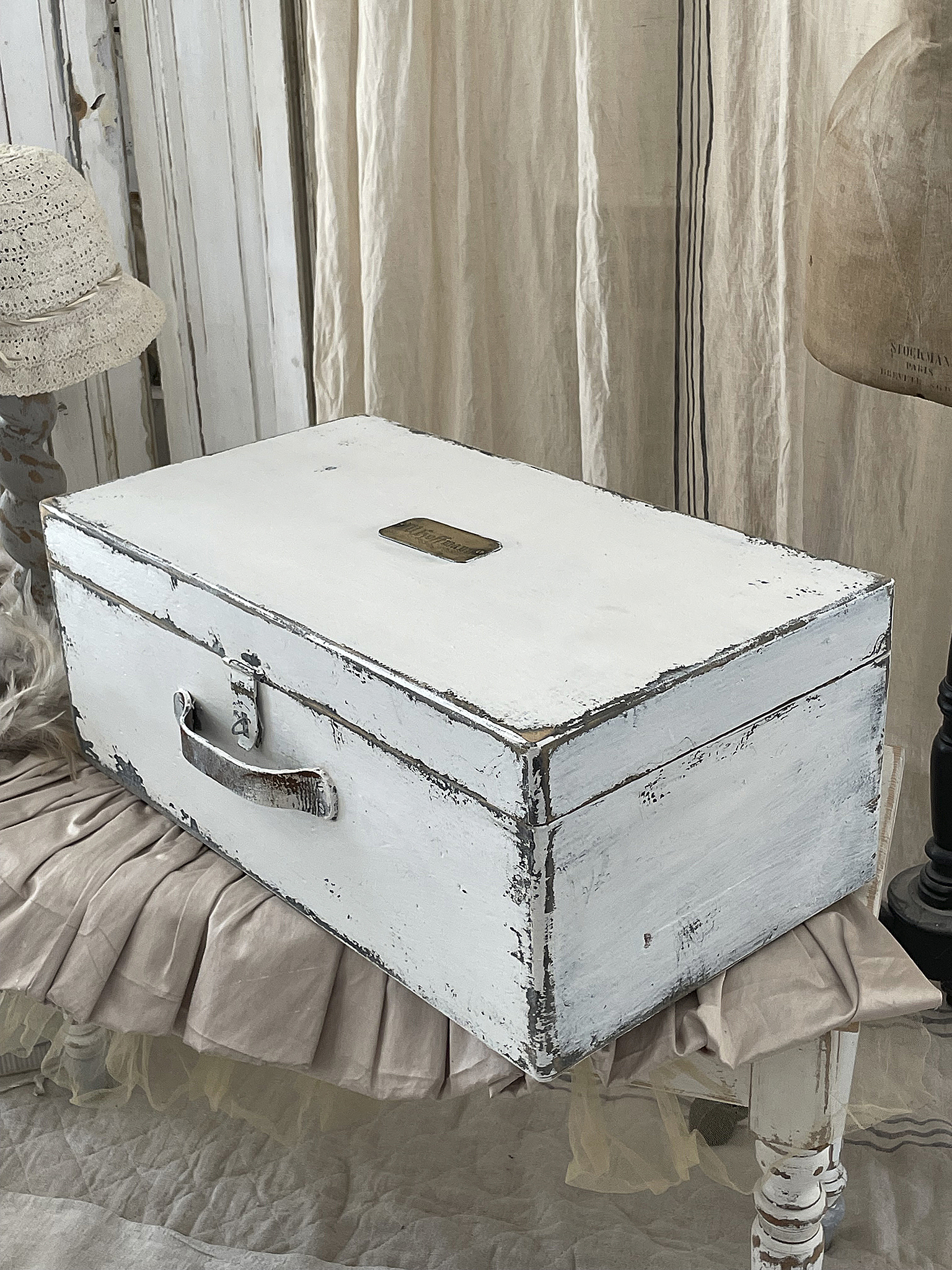 Antike weiße Holzkiste mit Patina Dekorative antike Kiste aus Holz in weiß von oben