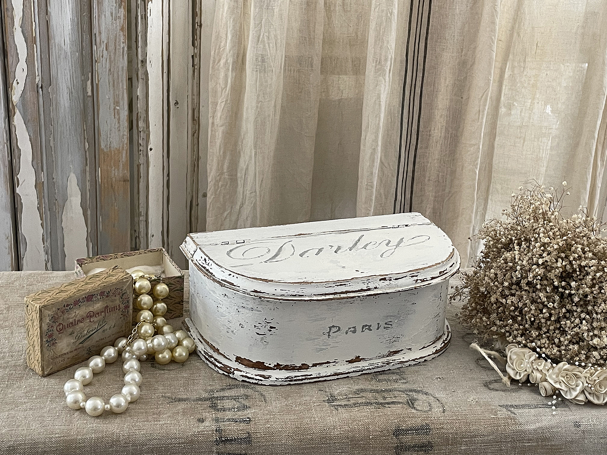 Antike Schmuckschatulle aus Holz mit Perlenkette und Trockenblumen Dekorative Holzschatulle mit romantischer Schrift, umgeben von Perlen und Blumen, im Vintage-Stil