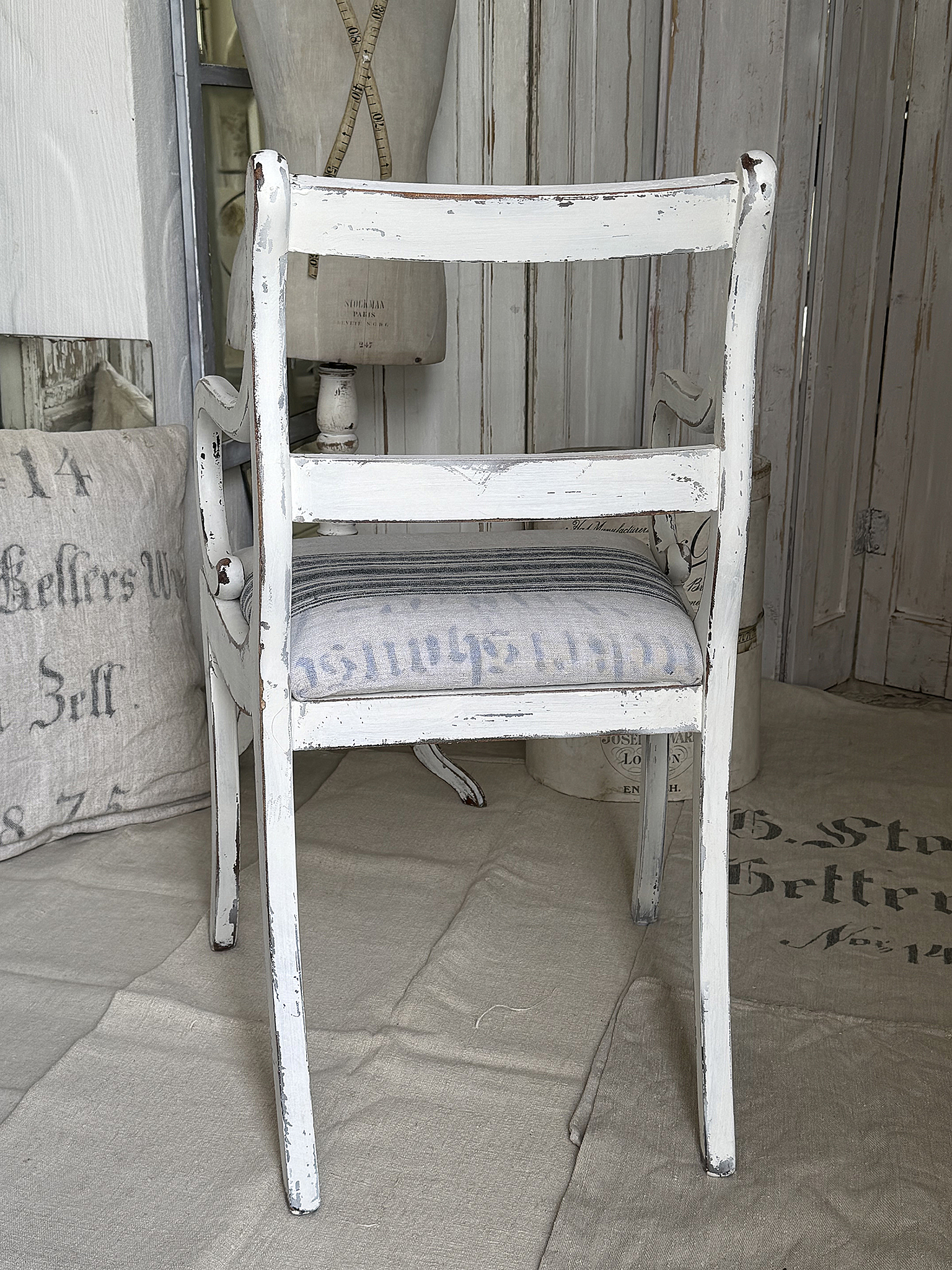 Geschwungener Armlehnenstuhl im Shabby Chic – Vintage Vollholzstuhl mit altem Mehlsack***