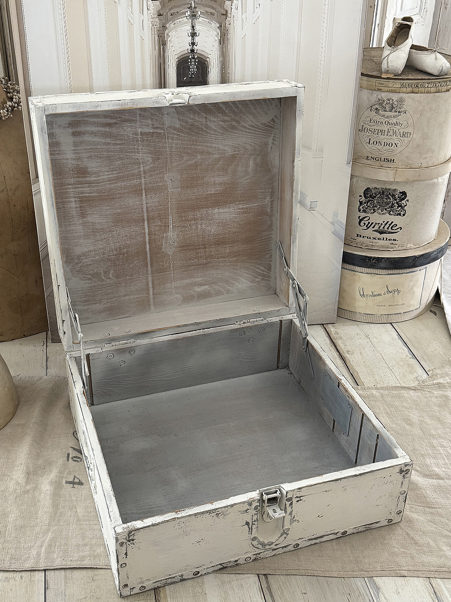 Uralte flache Truhe im Shabby-Chic – einzigartiger Vintage-Charme***