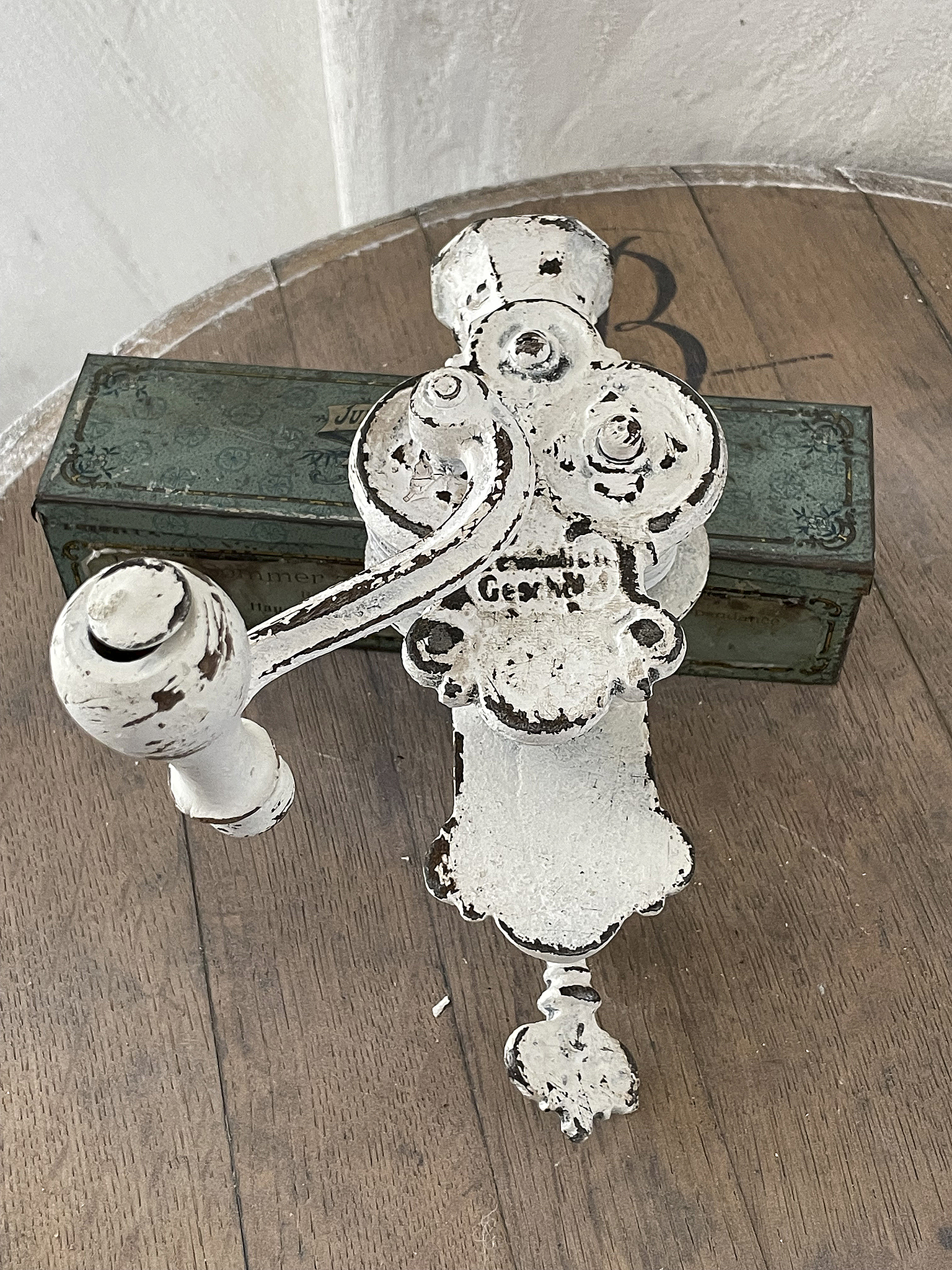 Reizende antike Kräutermühle*** Reizende antike Kräutermühle***