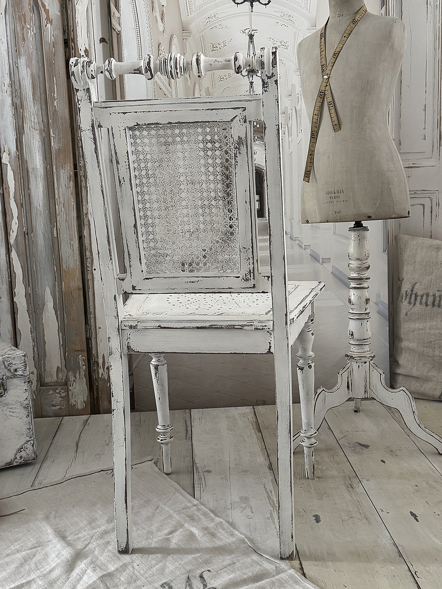 Antiker Gründerzeitstuhl im mattweißen Shabby-Kleid *** Antiker Gründerzeitstuhl im mattweißen Shabby-Kleid ***