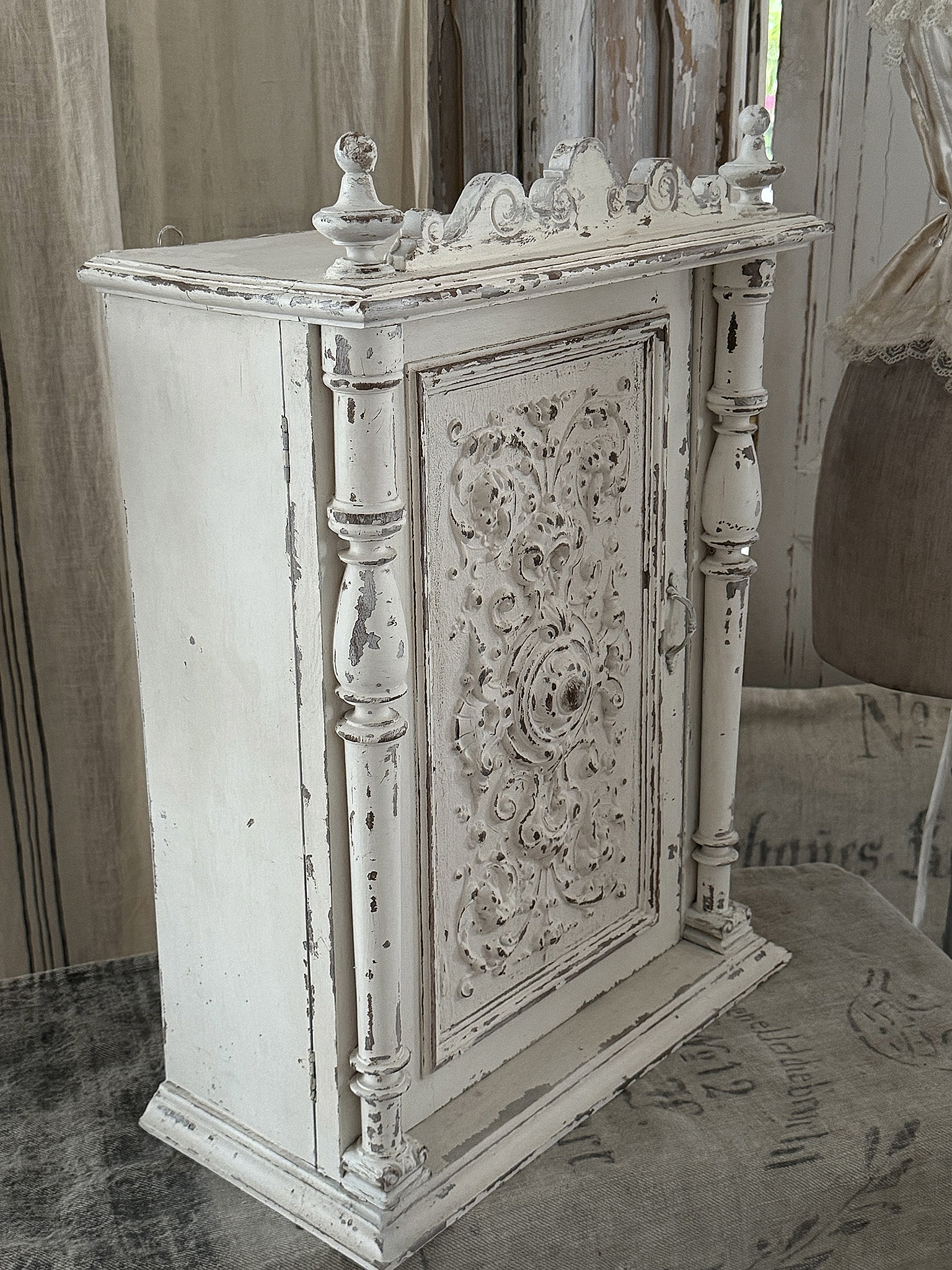 Reizender antiker Shabby-Beistellschrank***